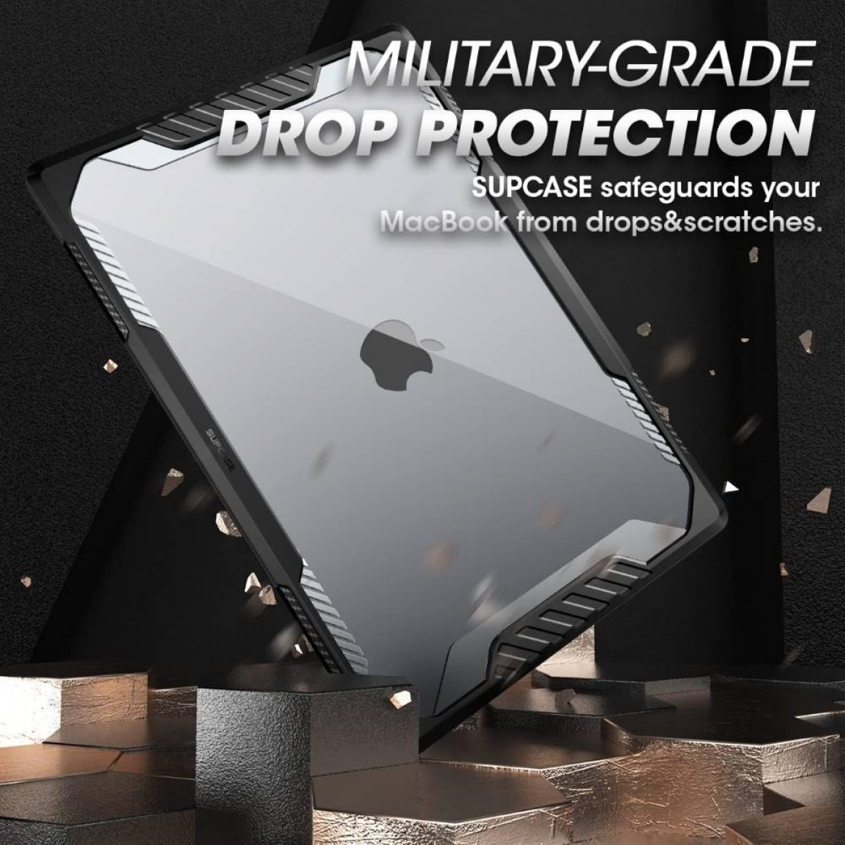 MacBook in robuster schwarzer Schutzhülle auf metallischen Hexagonen.