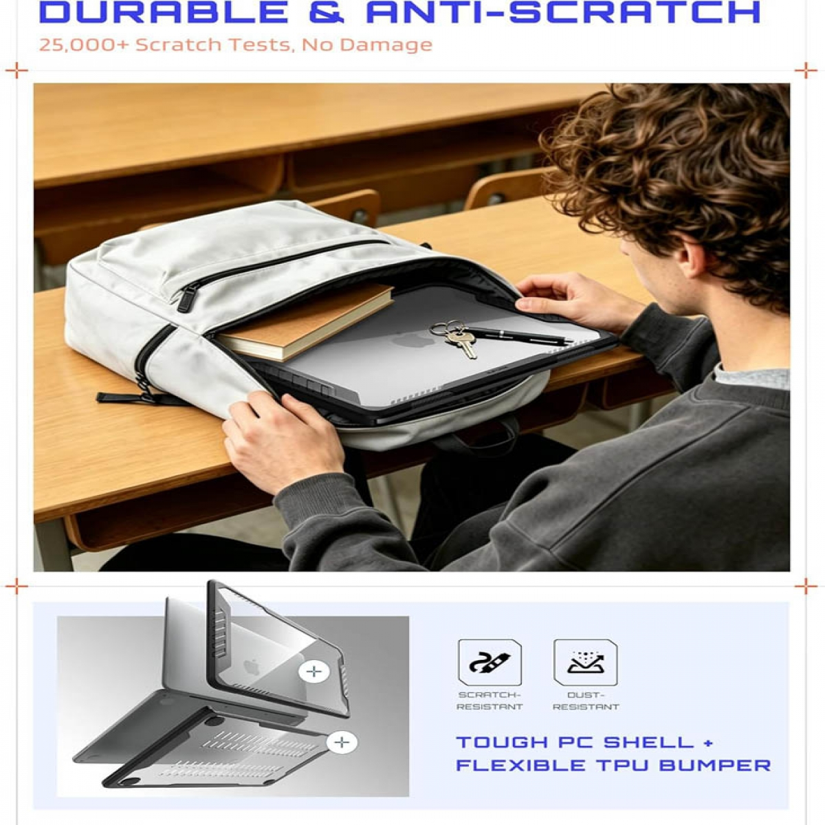 Ein Student packt einen Laptop und ein Buch in einen grauen Rucksack an einem Holzschreibtisch.