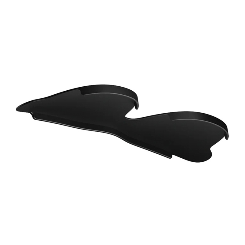 Un pezzo di plastica nera ricurvo con fondo piatto e bordi arrotondati su sfondo bianco.