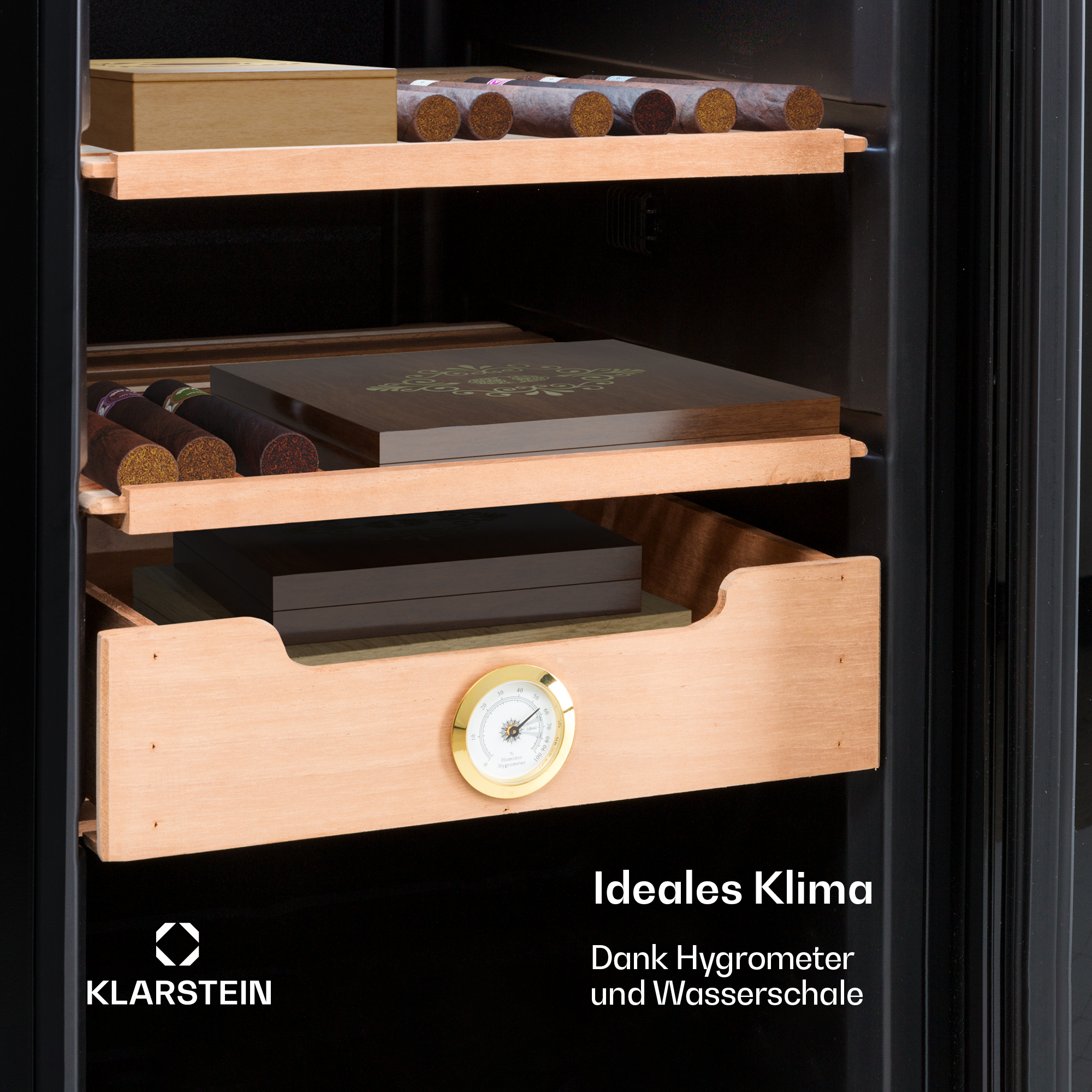 Interno di un humidor nero con ripiani in legno, scatole di sigari, sigari e un igrometro.