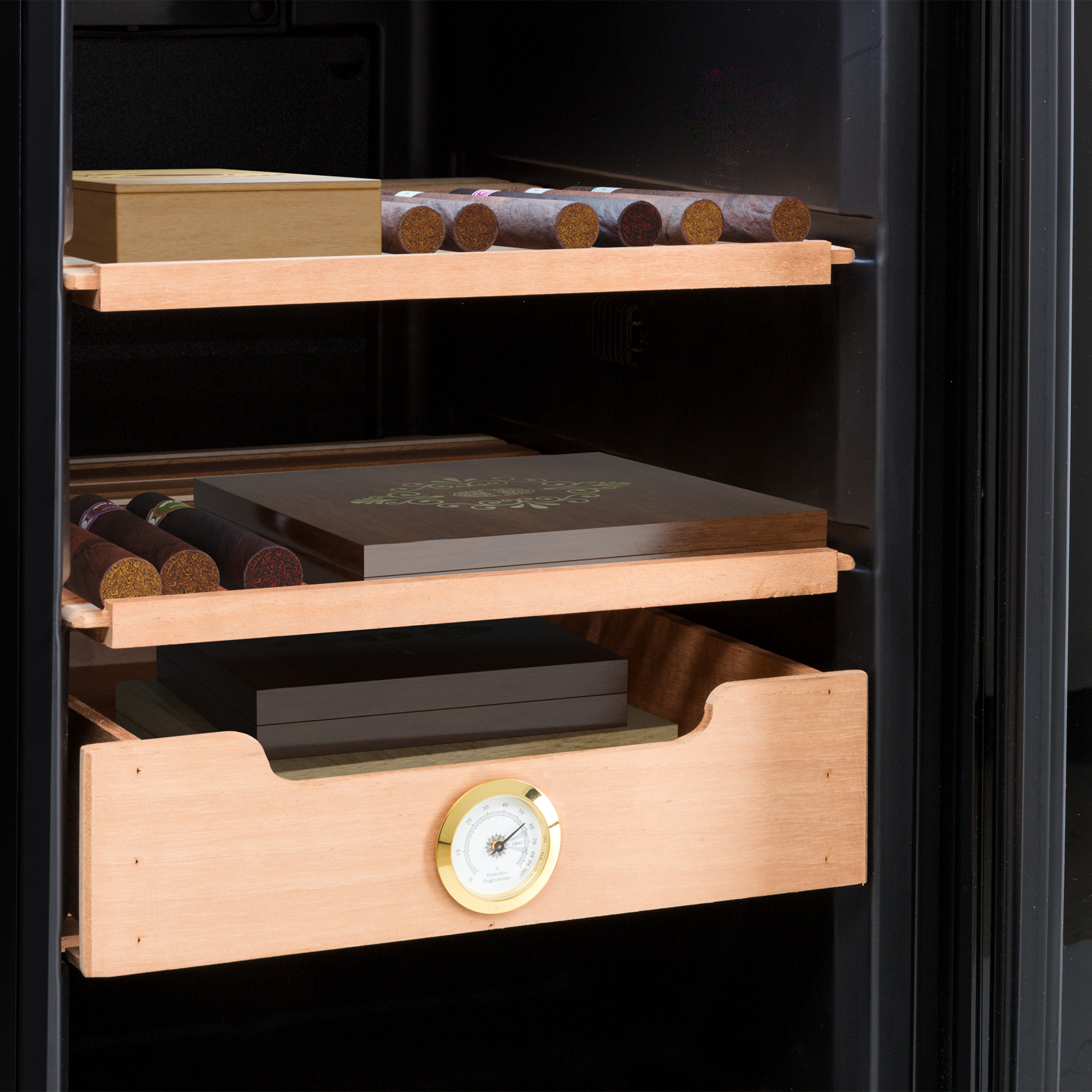 Un humidor nero con ripiani in legno, scatole di sigari e un indicatore analogico.