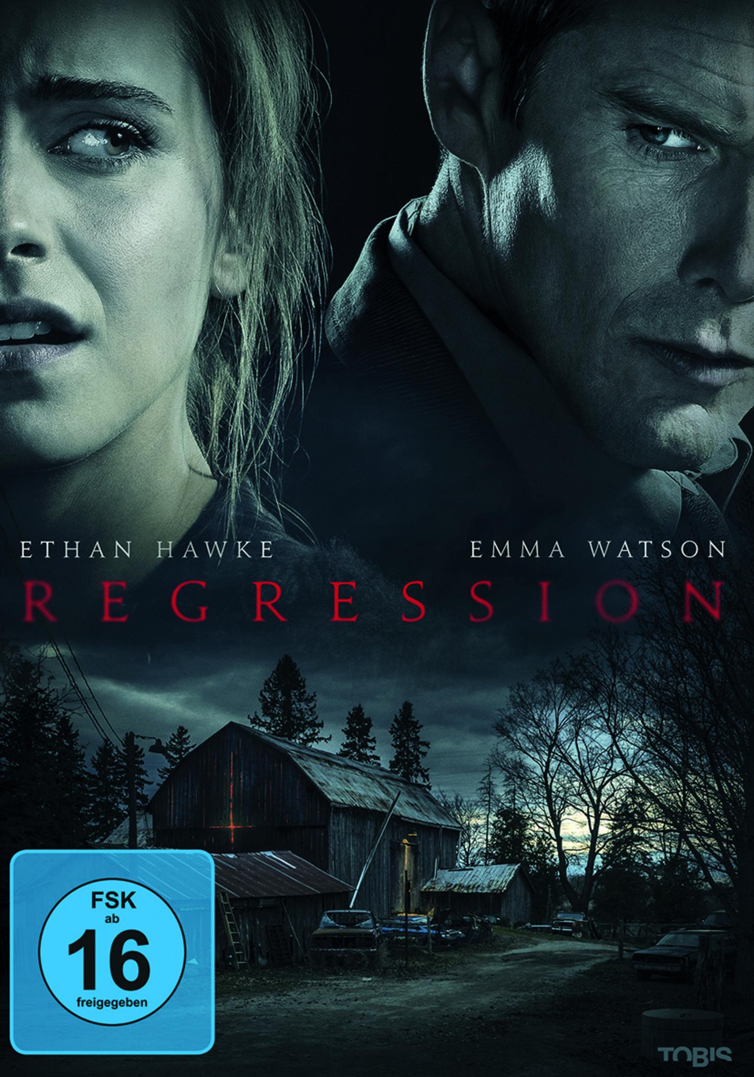 Filmplakat für Regression mit Ethan Hawke und Emma Watson, darunter eine dunkle Scheune bei Nacht.