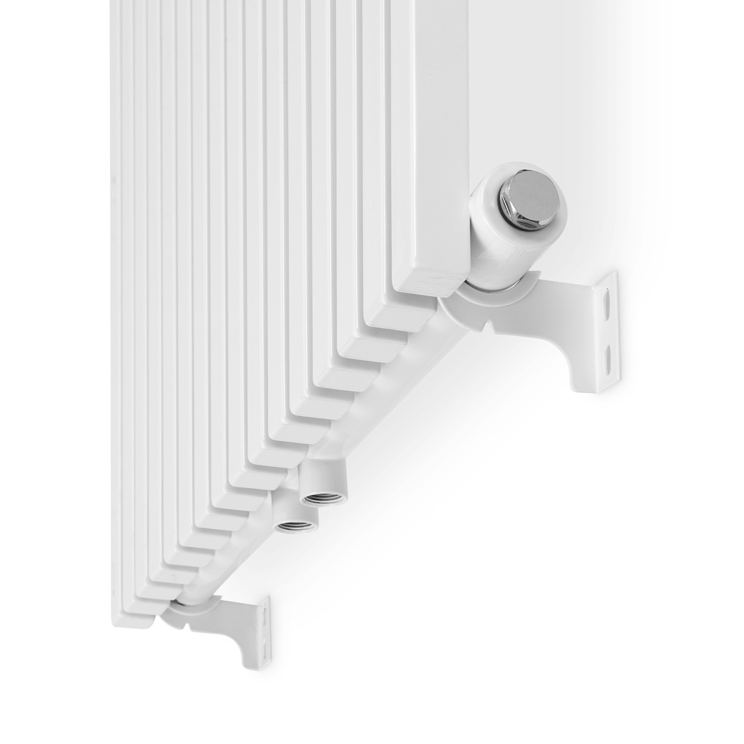Radiatore verticale bianco montato a parete con staffe metalliche, con raccordi filettati e valvola.