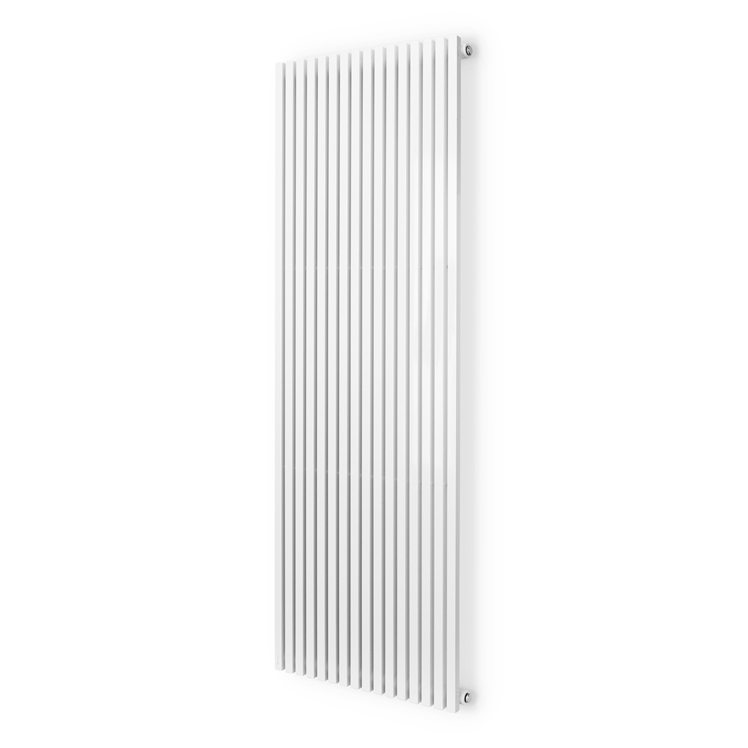 Un termosifone tubolare verticale bianco con lamelle sottili a parete.