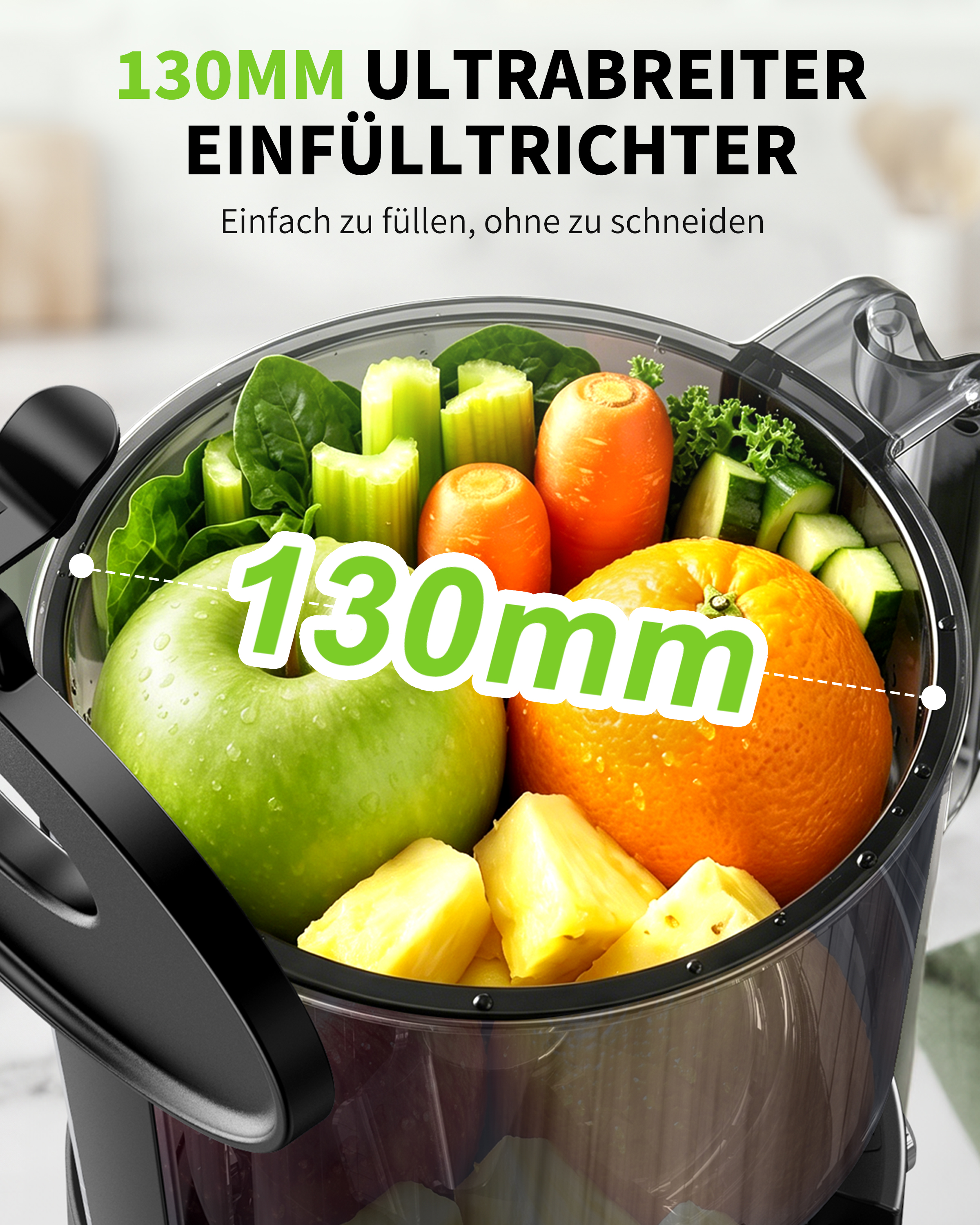 Ein breiter Einfülltrichter gefüllt mit ganzem Obst und Gemüse wie Apfel, Orange, Karotten und Sellerie.