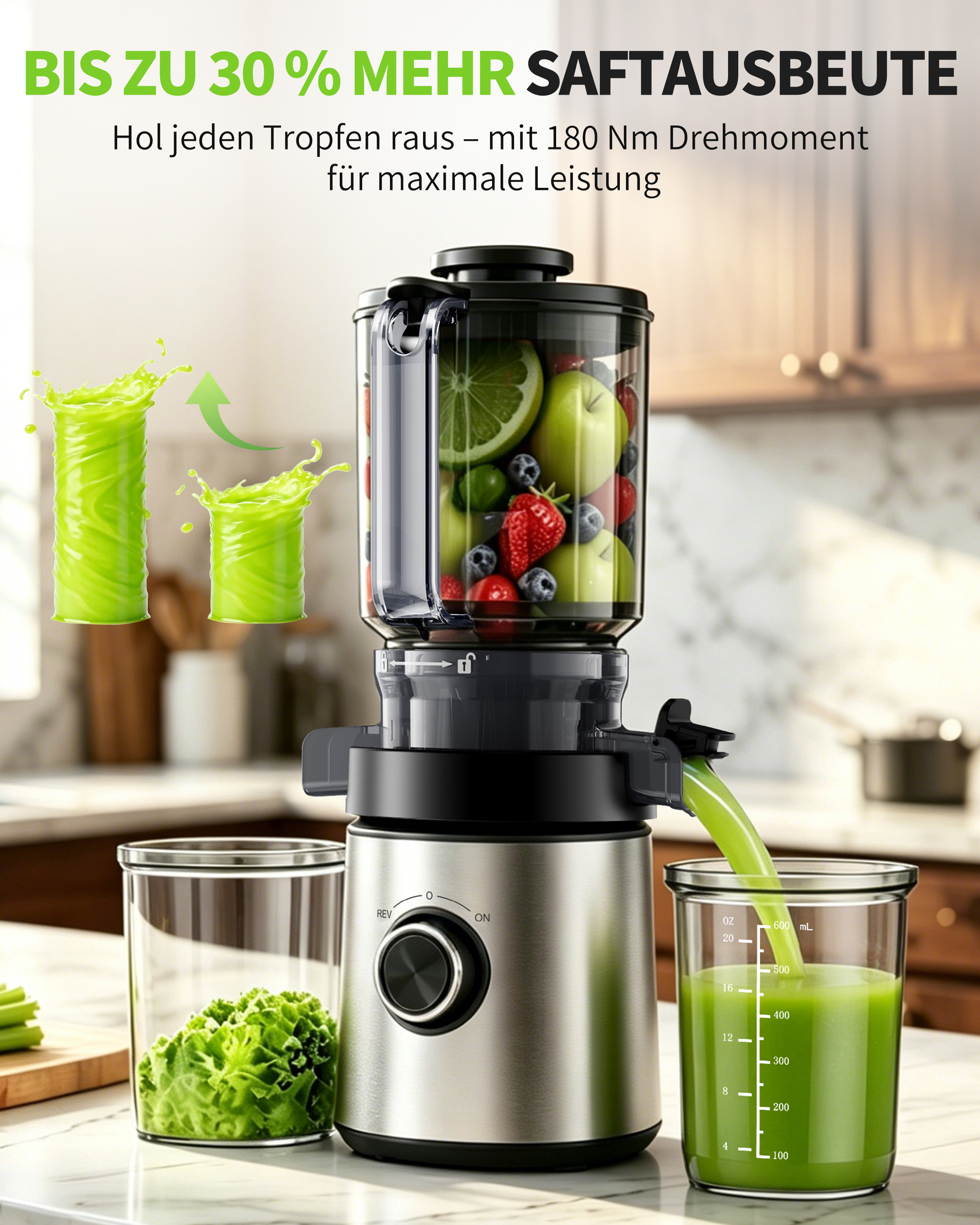 Ein Entsafter auf einer Küchenarbeitsplatte gießt grünen Saft in ein Glas, gefüllt mit Obst und Gemüse.