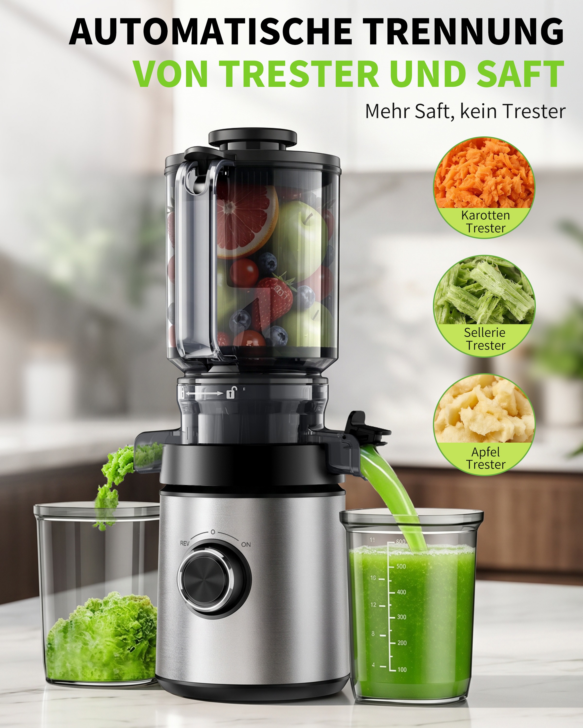 Ein silberner Entsafter trennt Trester und Saft in separate Becher, mit Fruchtbeispielen rechts.