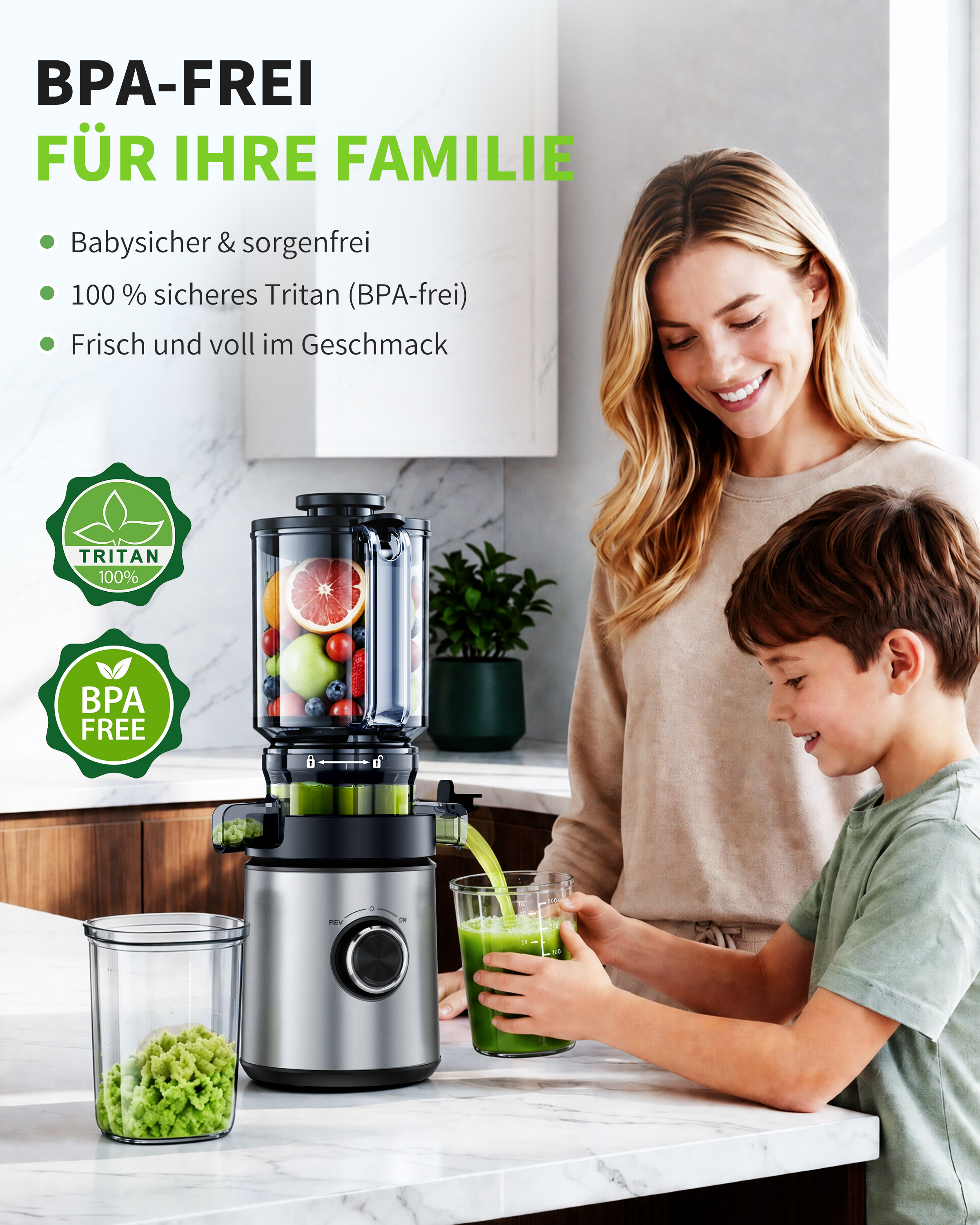 Eine Frau und ein Kind schauen zu, wie Saft aus einem Entsafter in ein Glas fließt, mit Text im Bild.