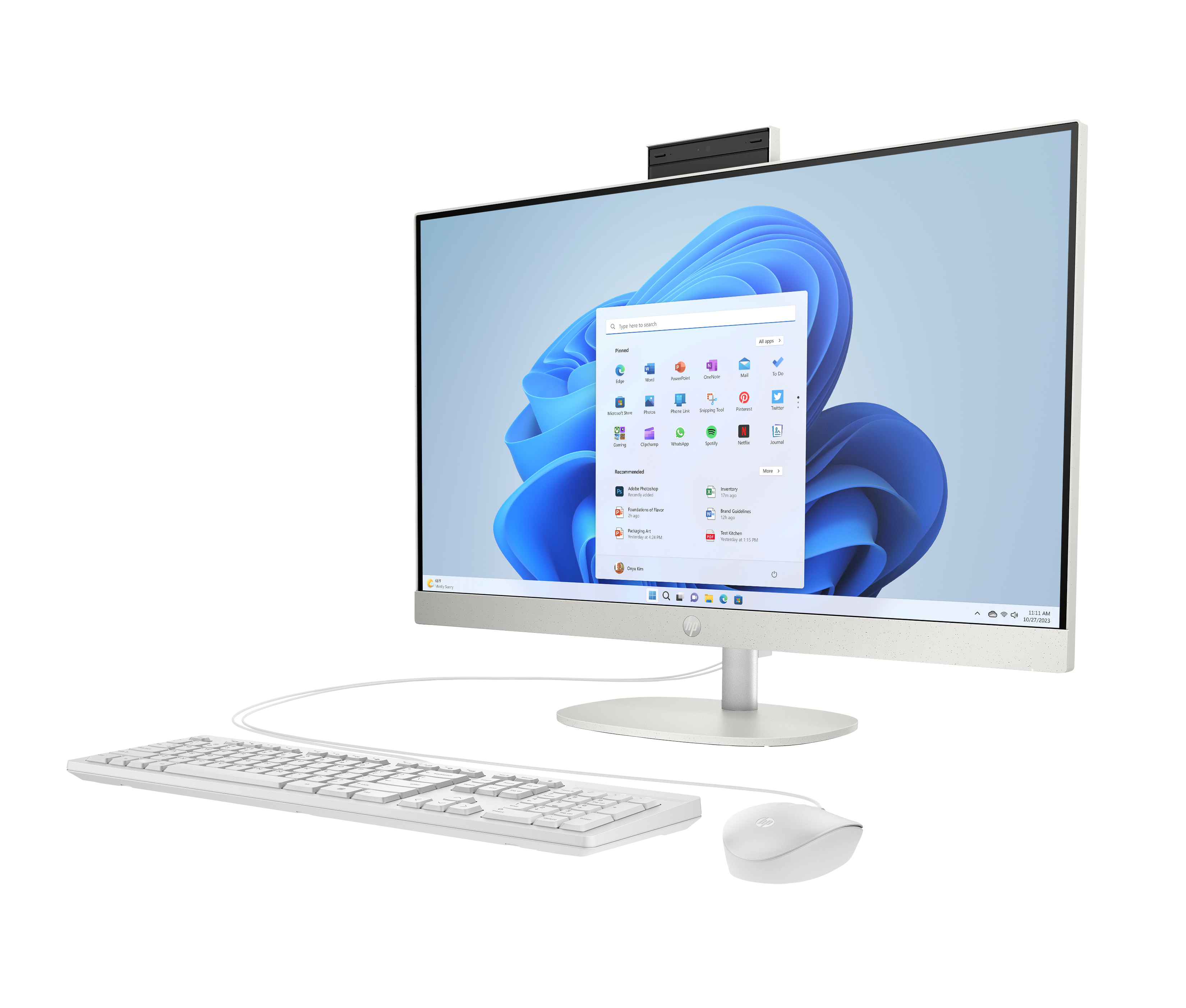 Un computer all-in-one bianco con fotocamera superiore, tastiera e mouse su sfondo bianco.