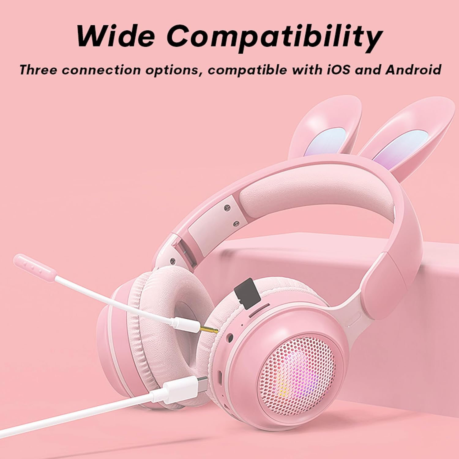 Rosa Gaming-Kopfhörer mit Hasenohren, Mikrofon und Kabel auf rosa Hintergrund.