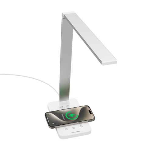 Moderne weiße LED-Schreibtischlampe mit kabelloser Ladebasis für Smartphones auf weißem Hintergrund.