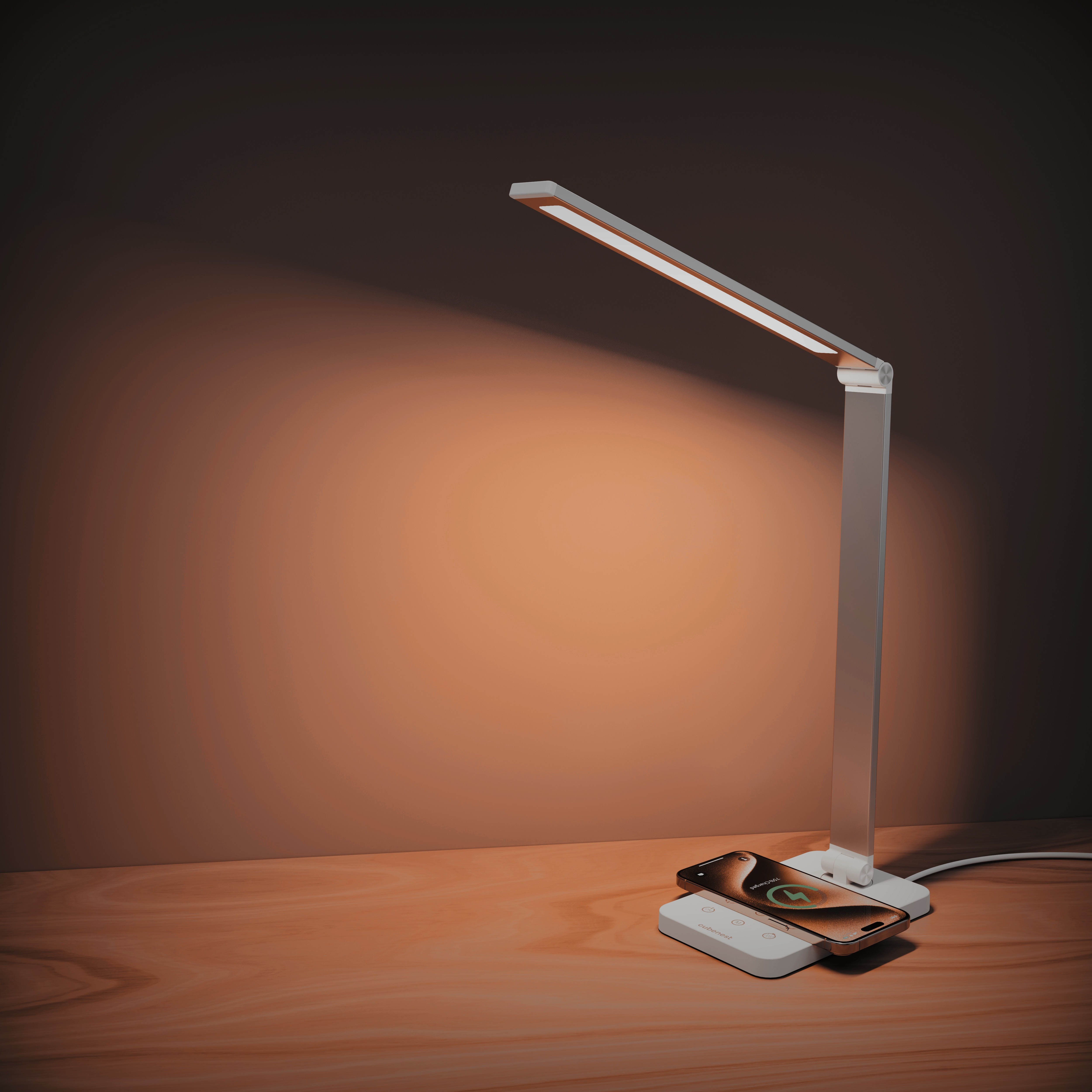 Eine moderne weiße Schreibtischlampe mit integrierter kabelloser Ladestation steht auf einer Holzoberfläche.