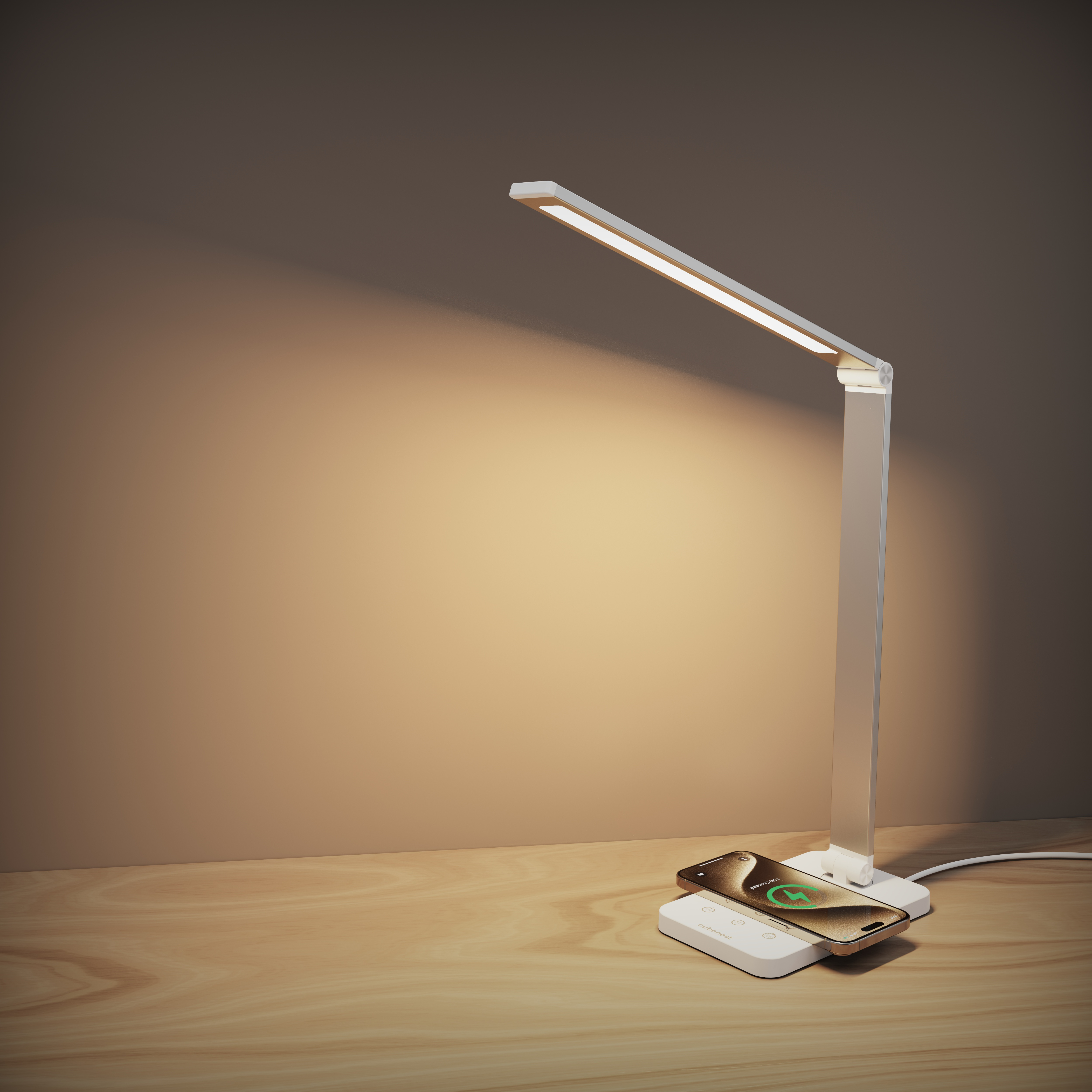 Moderne weiße LED-Schreibtischlampe mit kabelloser Handyladefläche auf Holzoberfläche vor beigem Hintergrund.