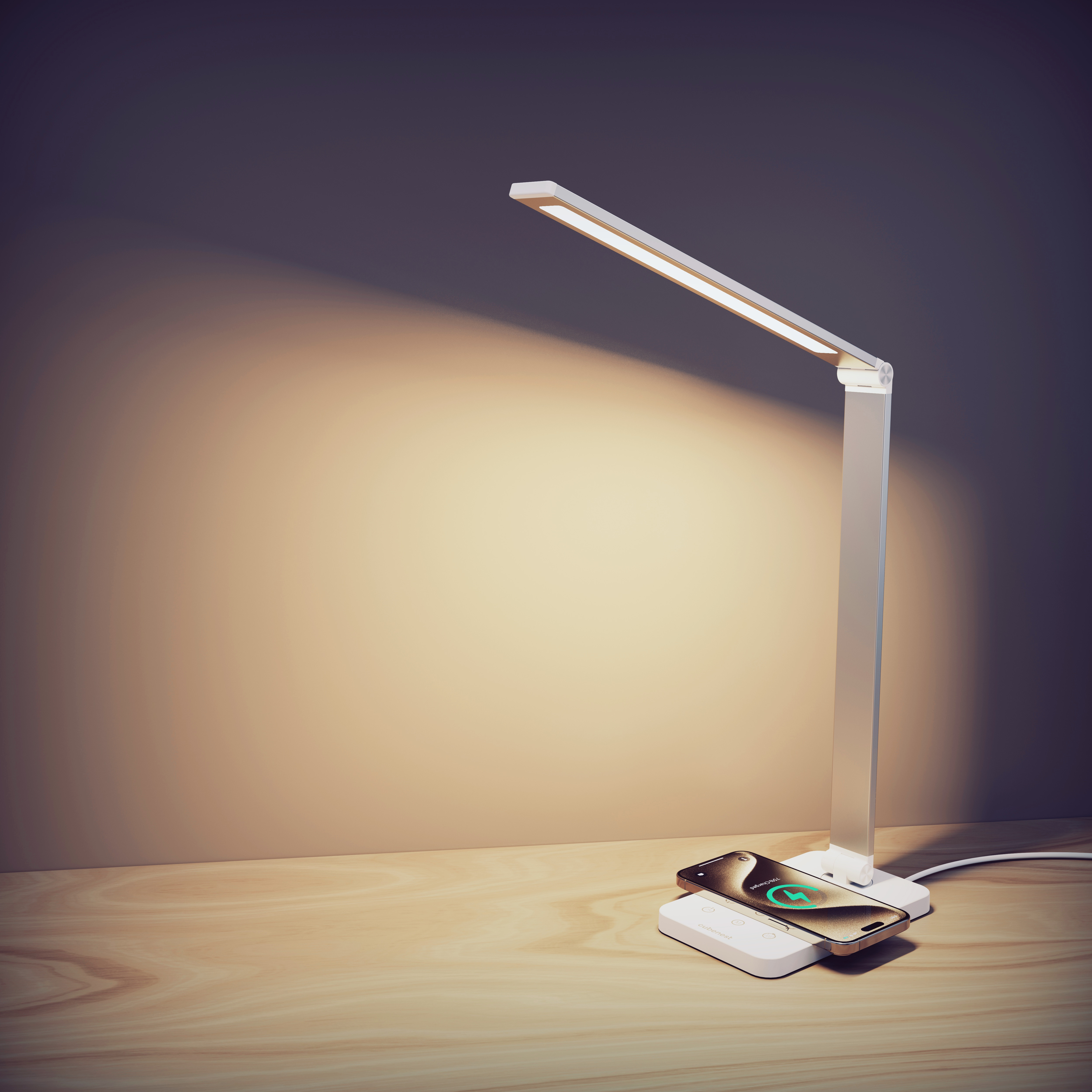 Eine moderne weiße LED-Schreibtischlampe auf einem Holztisch, auf deren Basis ein Smartphone drahtlos lädt.