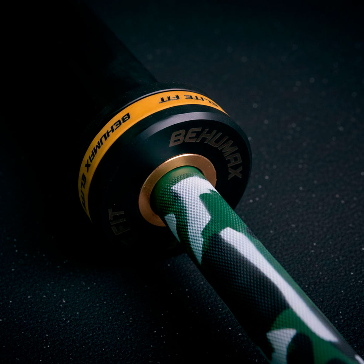 Una barra de pesas de camuflaje verde y blanco con el logo sobre fondo negro.