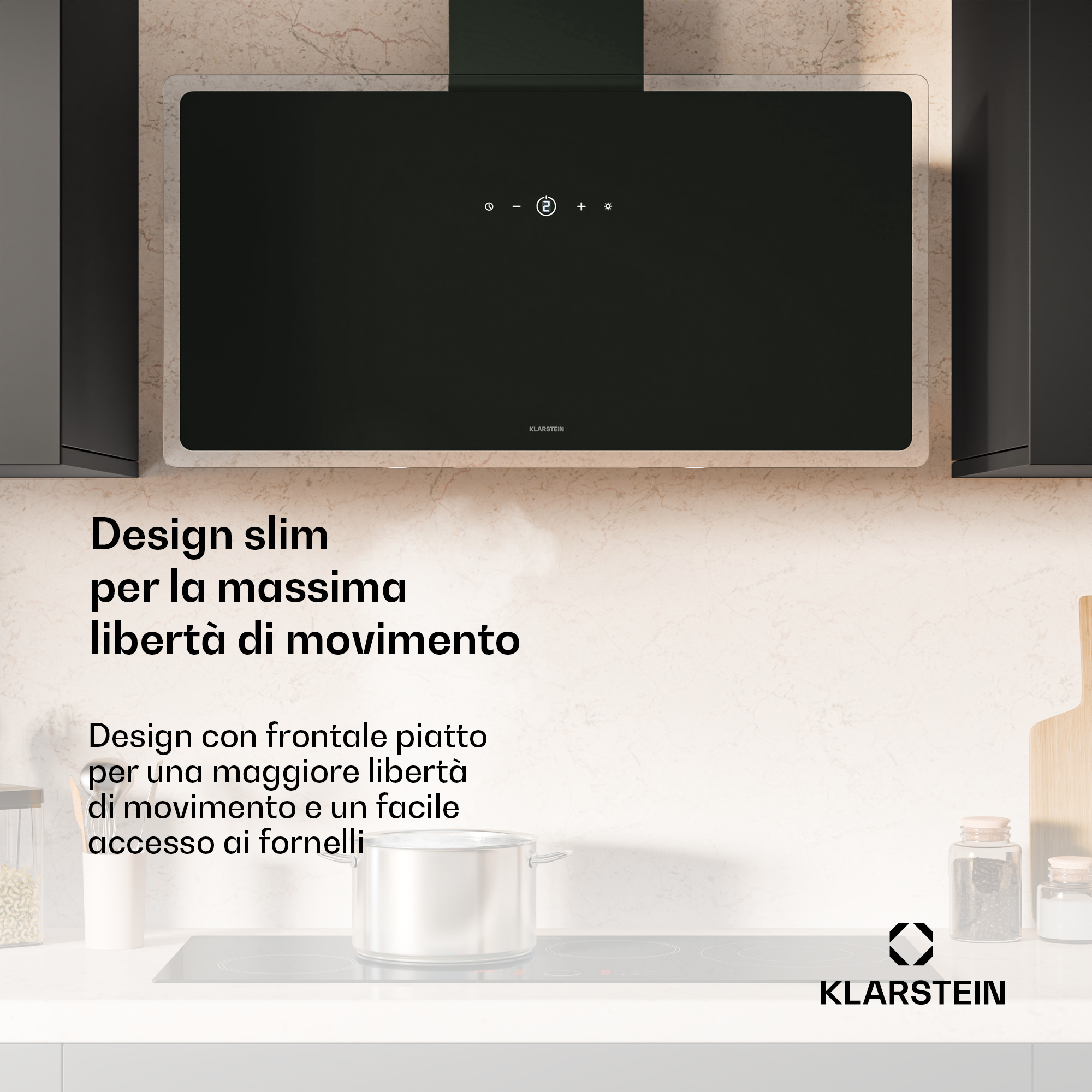 Moderna campana extractora negra sobre una placa en una cocina luminosa con texto publicitario en italiano.