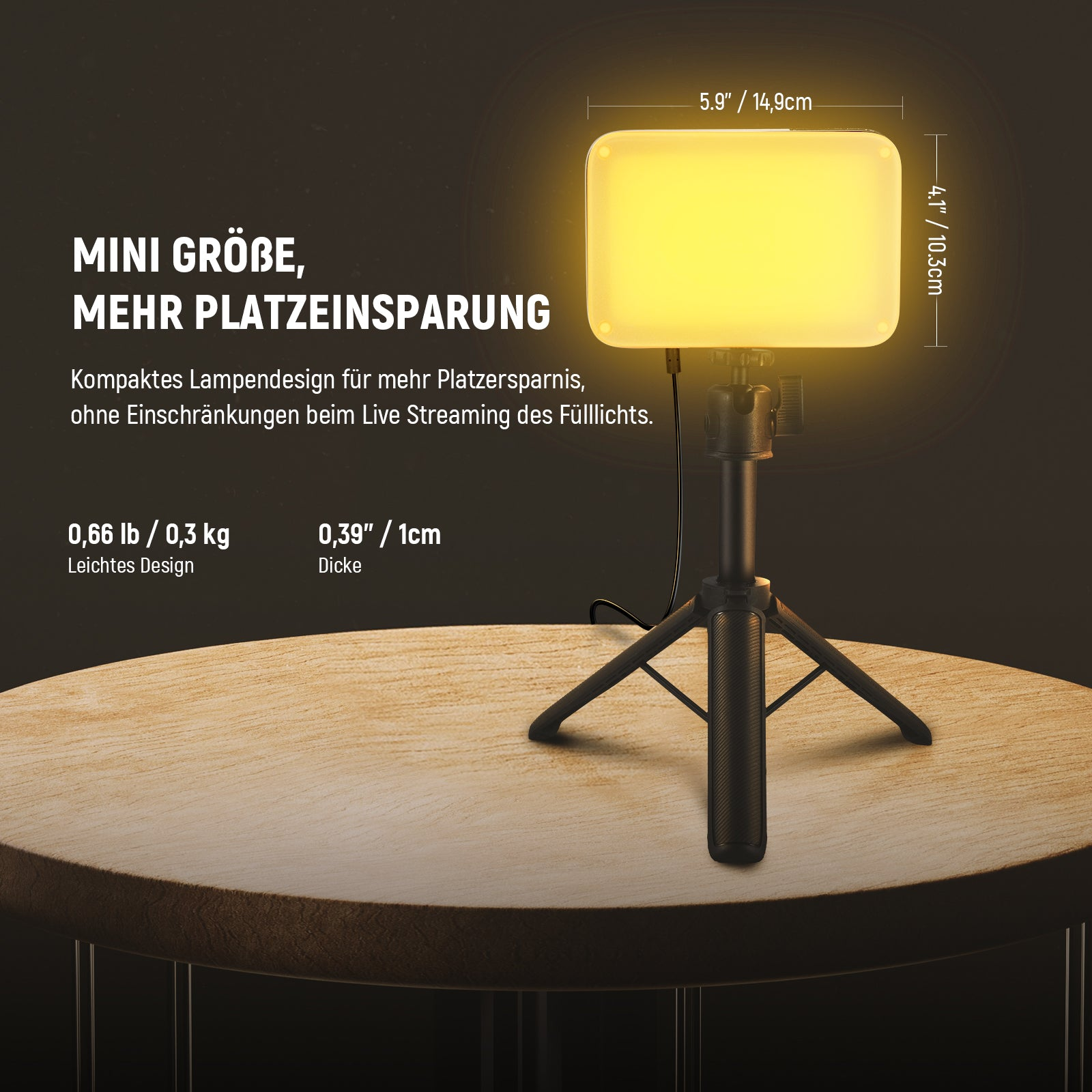 Kompakte LED-Leuchte mit Stativ auf einem Holztisch, Maße und Gewichtsangaben im Bild.