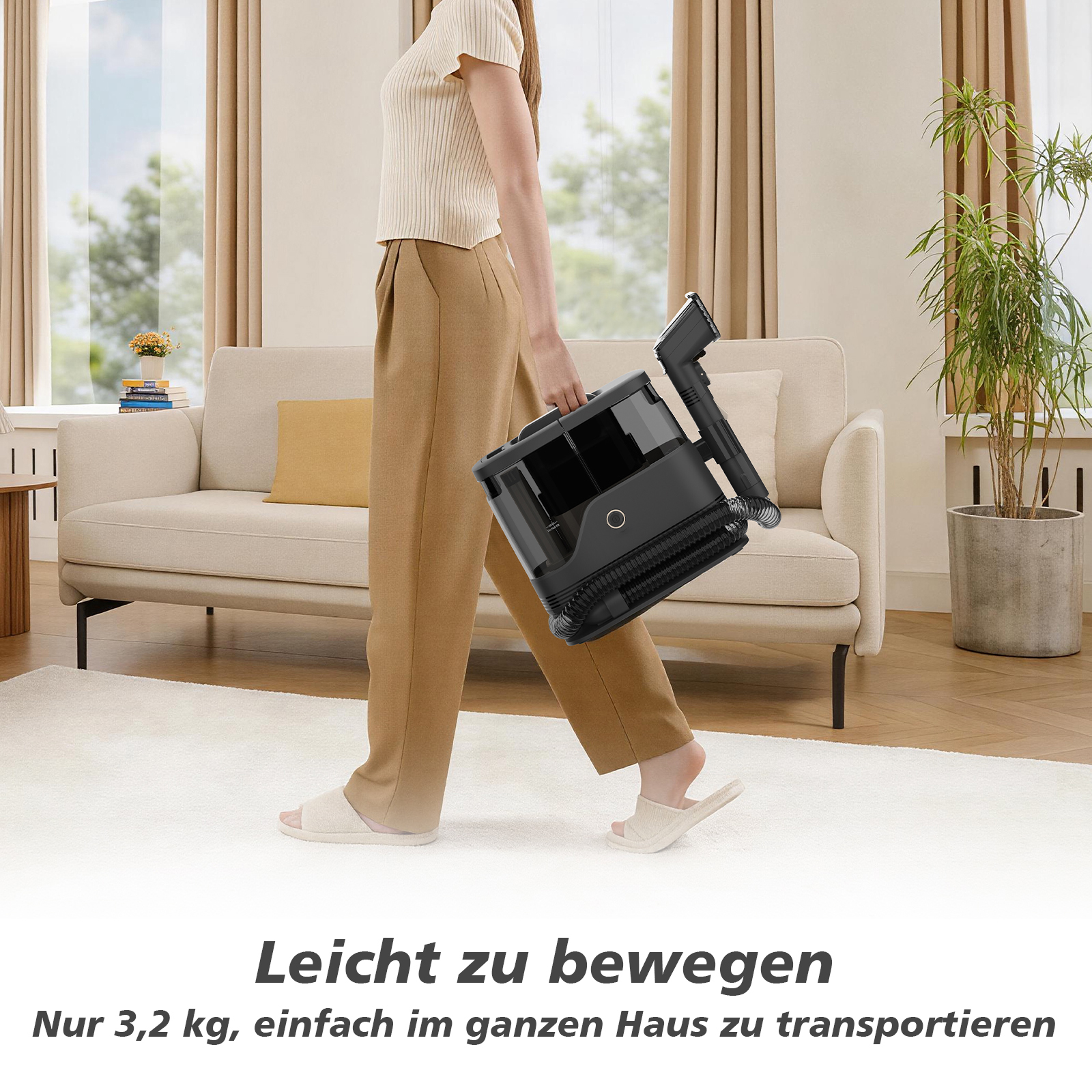 Eine Frau in einem hellen Wohnzimmer trägt einen leichten schwarzen Staubsauger.