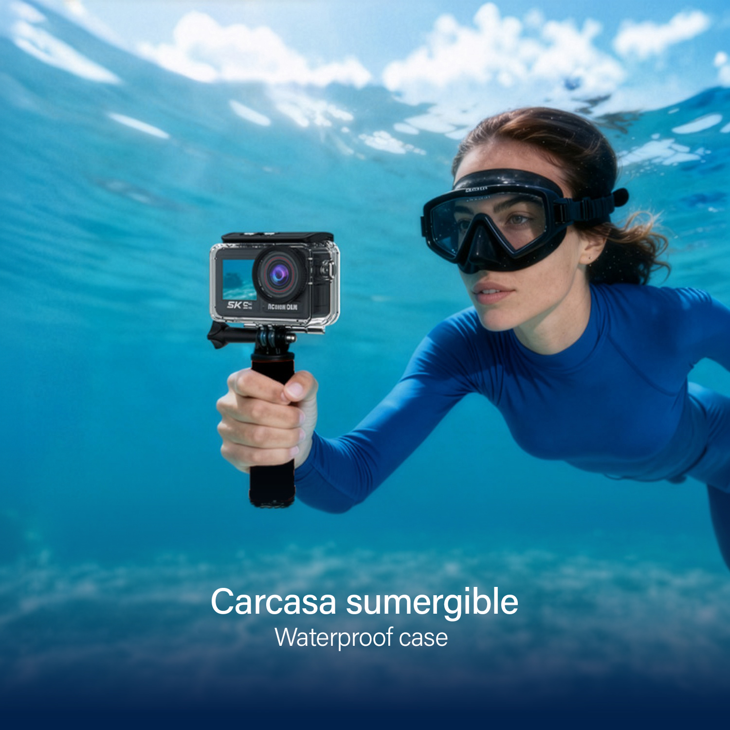 Una mujer con traje de neopreno azul y máscara de buceo sostiene una cámara deportiva.
