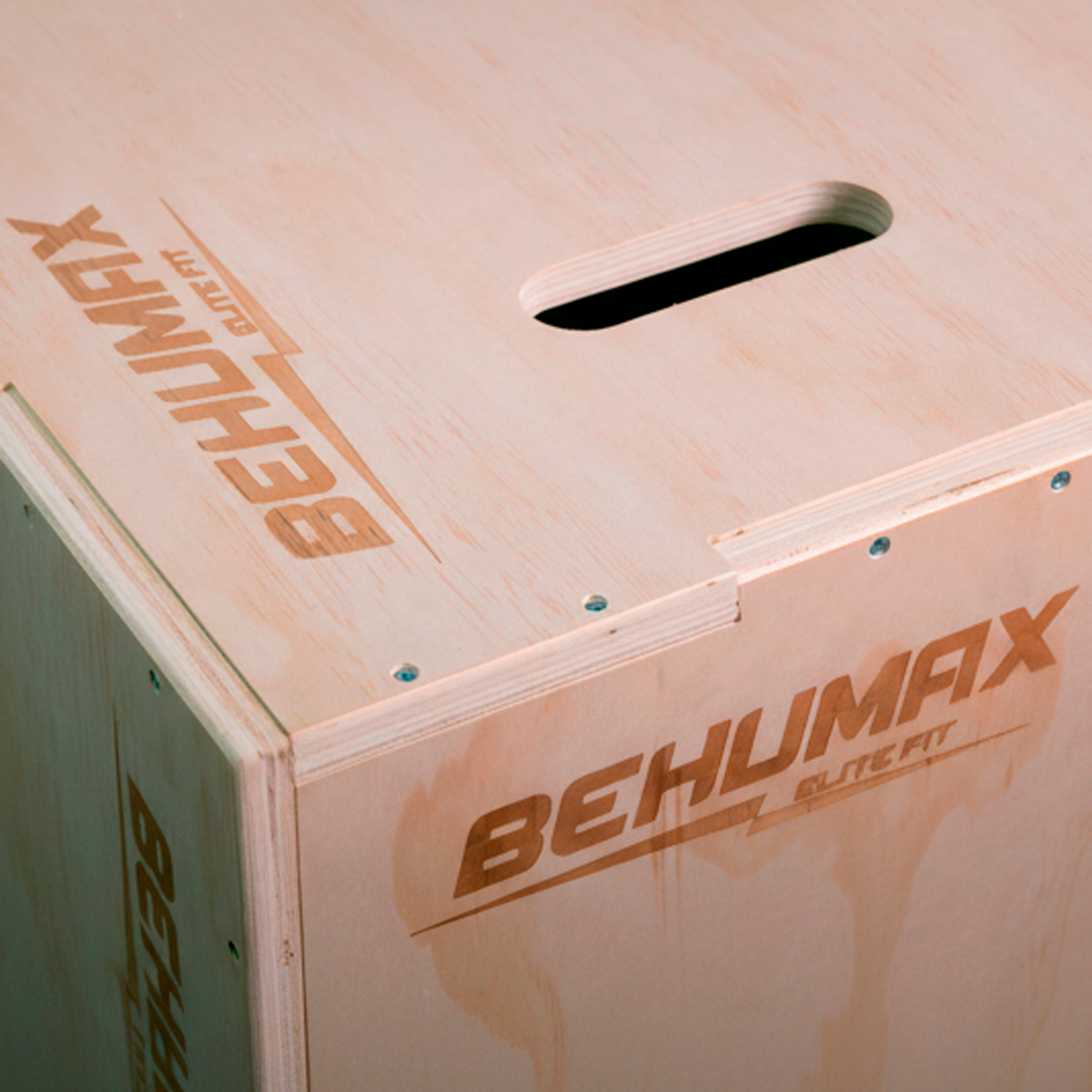 Una caja de madera con un asa recortada y el logotipo de la marca impreso BEHUMAX ELITE FIT.