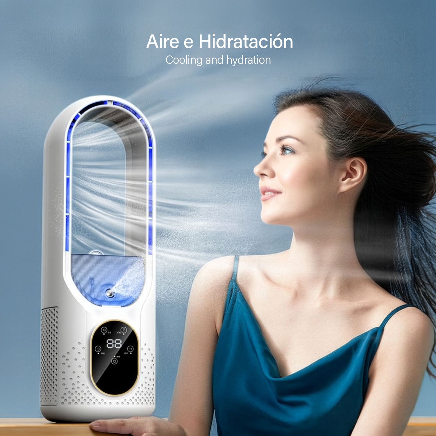 Una mujer disfruta del flujo de aire fresco y brumoso de un ventilador de torre moderno sobre fondo azul.