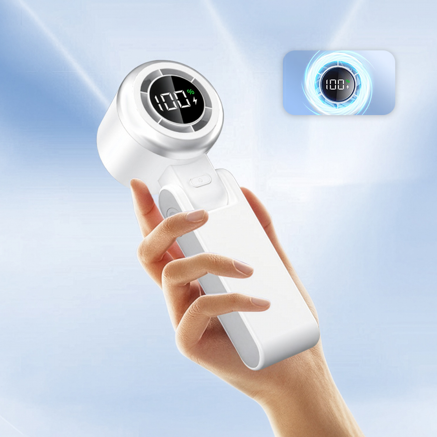 Una mano sostiene un ventilador de mano blanco con pantalla digital sobre fondo azul.