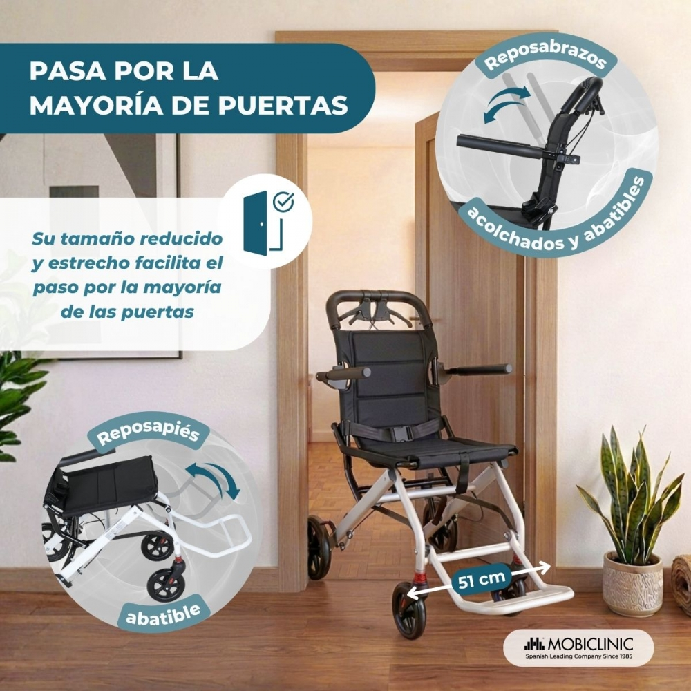Una silla de movilidad y andador negra y plateada estrecha pasa fácilmente por una puerta, con detalles en globos.