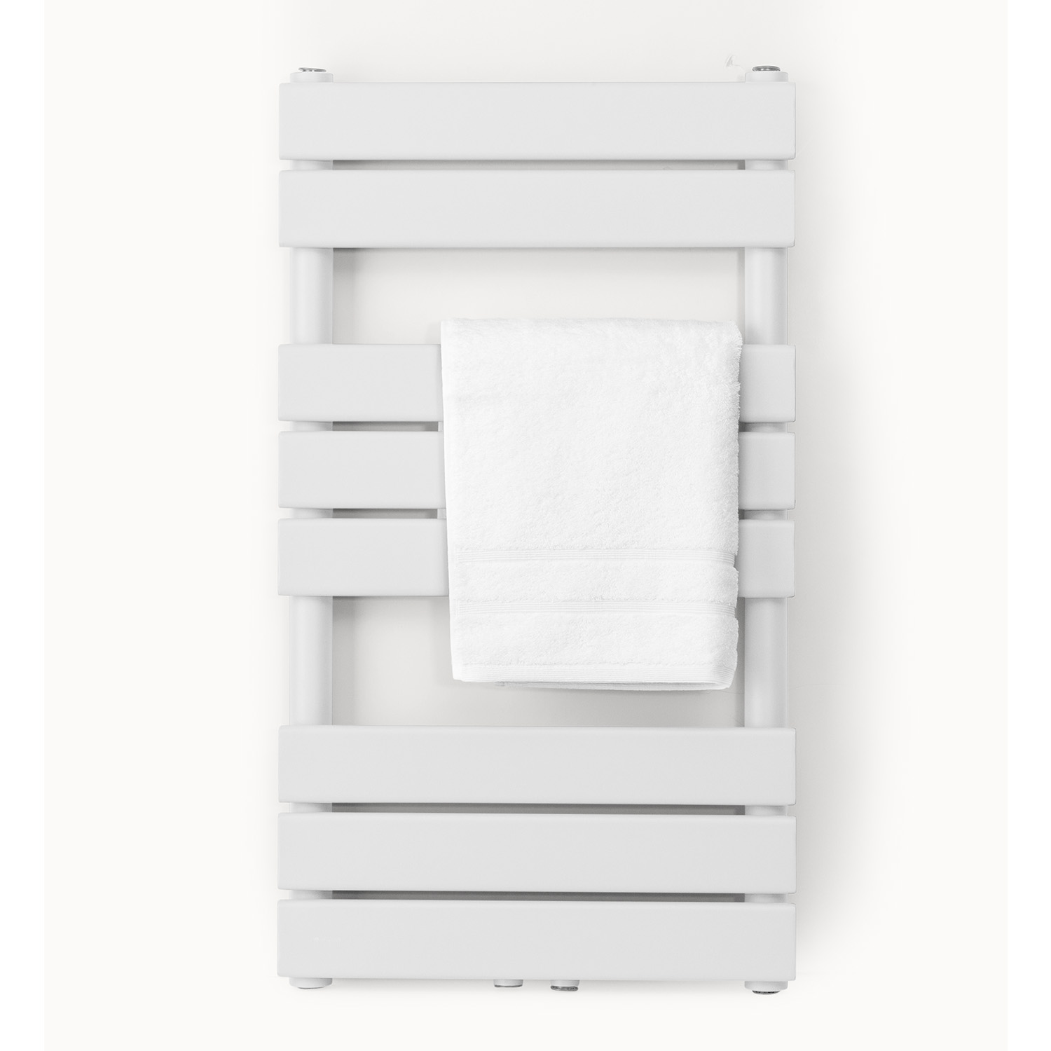 Un asciugamano bianco è appeso a un moderno termoarredo bianco su una parete bianca.