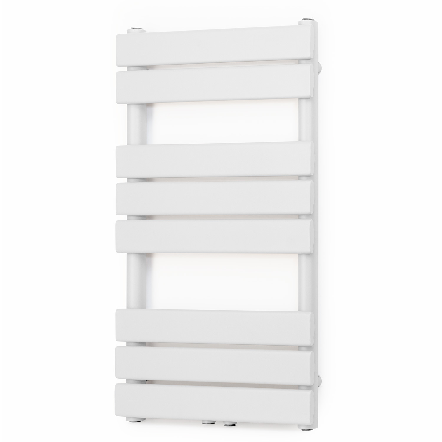 Un termosifone a pannello bianco con barre orizzontali piatte su una parete bianca.
