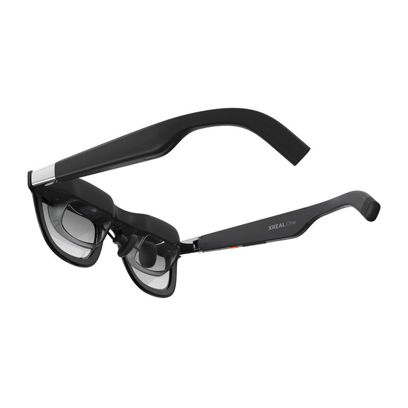 Occhiali AR XREAL One neri su sfondo bianco, con montatura spessa e display integrati.