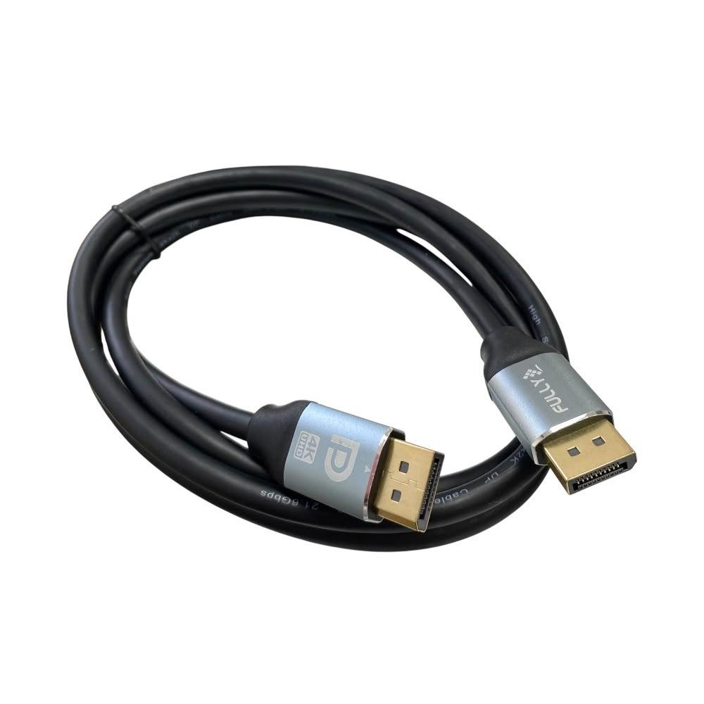 Beyaz arka planda altın renkli konektörlere ve gri kasaya sahip kıvrık siyah bir DisplayPort kablosu.