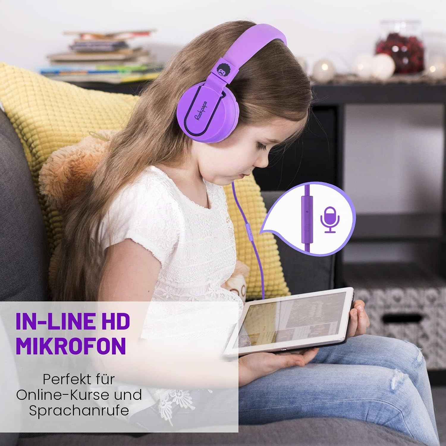 Ein Mädchen mit violetten Kopfhörern schaut auf ein Tablet, im Hintergrund ein Wohnzimmer.