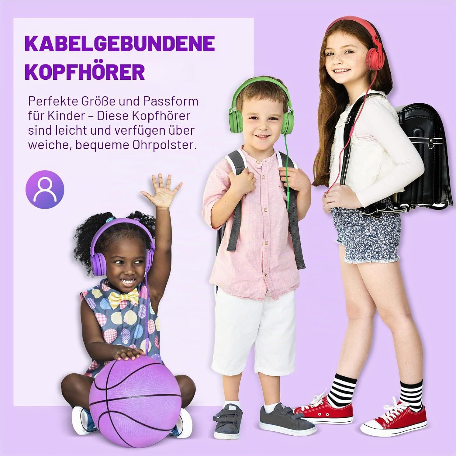Drei Kinder mit Kopfhörern und Schulranzen vor einem lila Hintergrund.