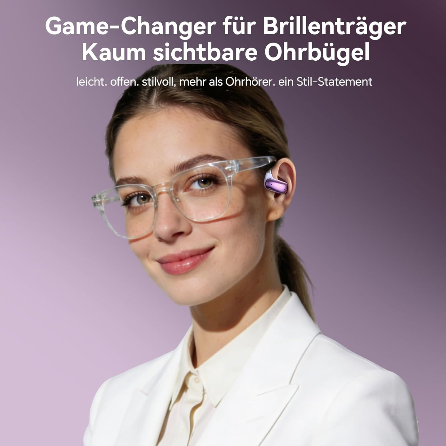 Frau mit Brille und lilafarbenen Ohrhörern vor violettem Hintergrund.