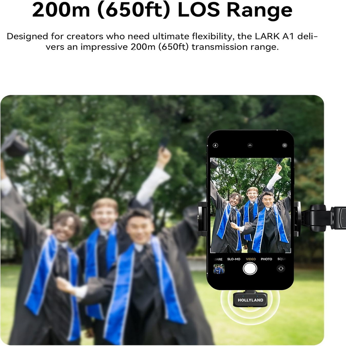 Ein Smartphone auf einem Ständer zeigt ein Foto von Absolventen im Freien.