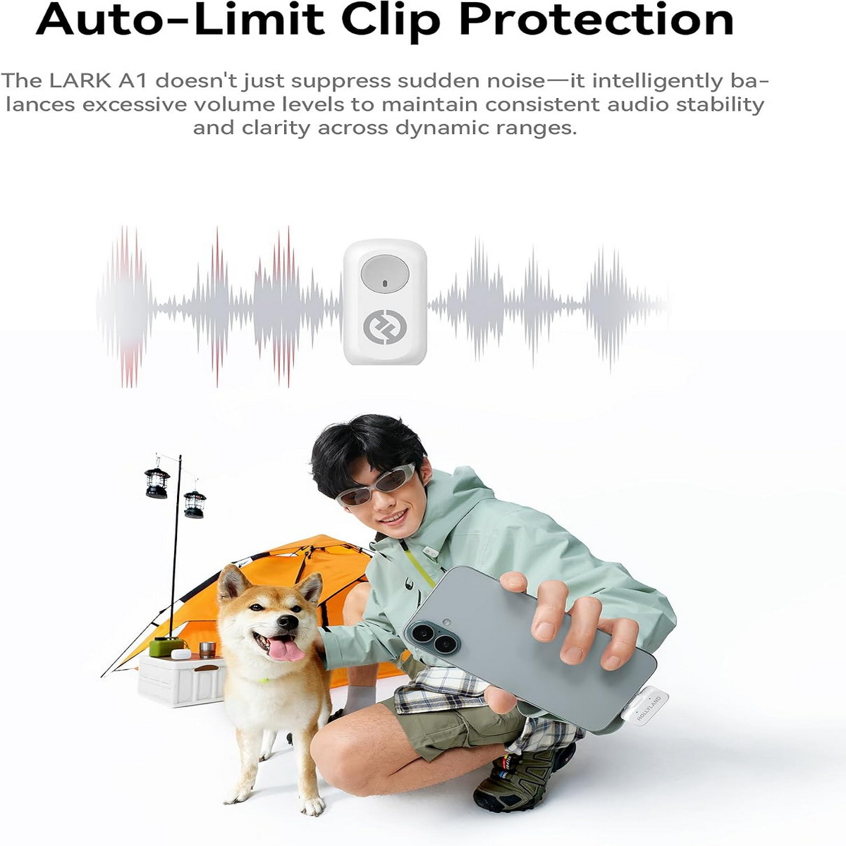 Ein junger Mann mit Hund und Zelt hält ein Smartphone, im Hintergrund eine Audiowelle und Text.