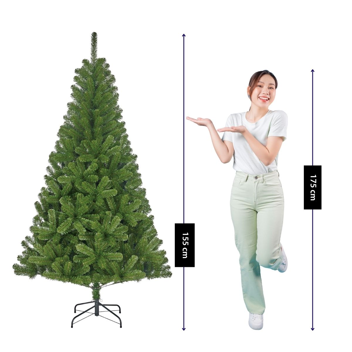 Une femme désigne un sapin de Noël artificiel de 155 cm, à côté d'une échelle de 175 cm.