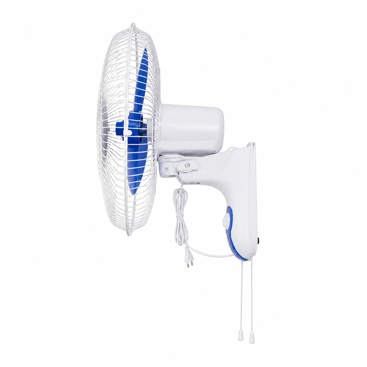 Seitenansicht eines weißen Wandventilators mit blauen Flügeln und einem Netzkabel vor weißem Hintergrund.
