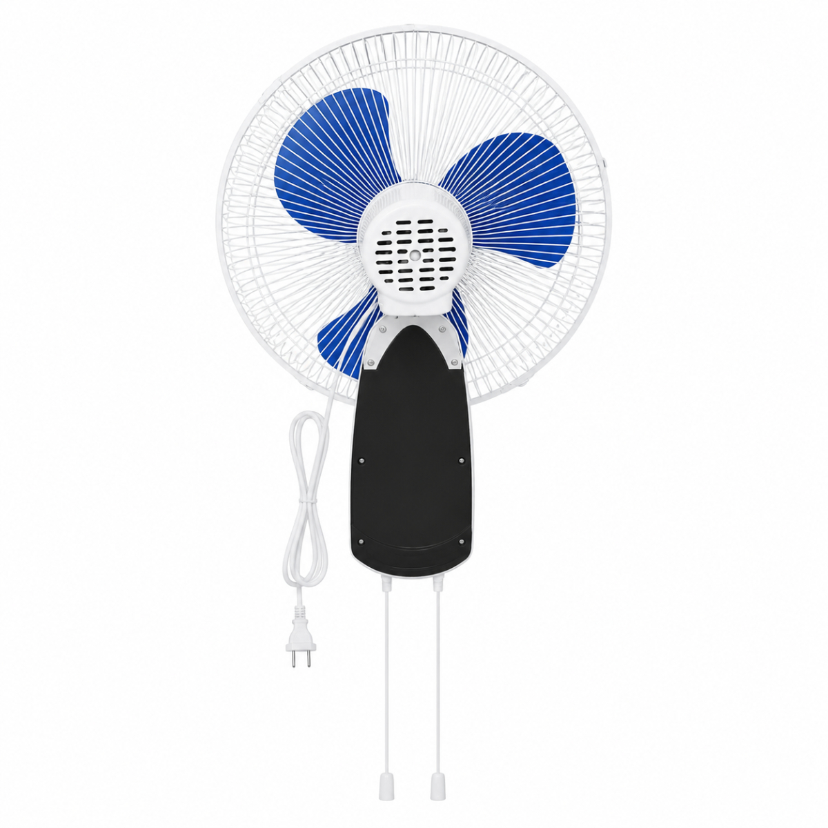 Ein weißer Wandventilator mit drei blauen Blättern, einem schwarzen Halter, Kabel und zwei Zugschnüren auf weißem Grund.