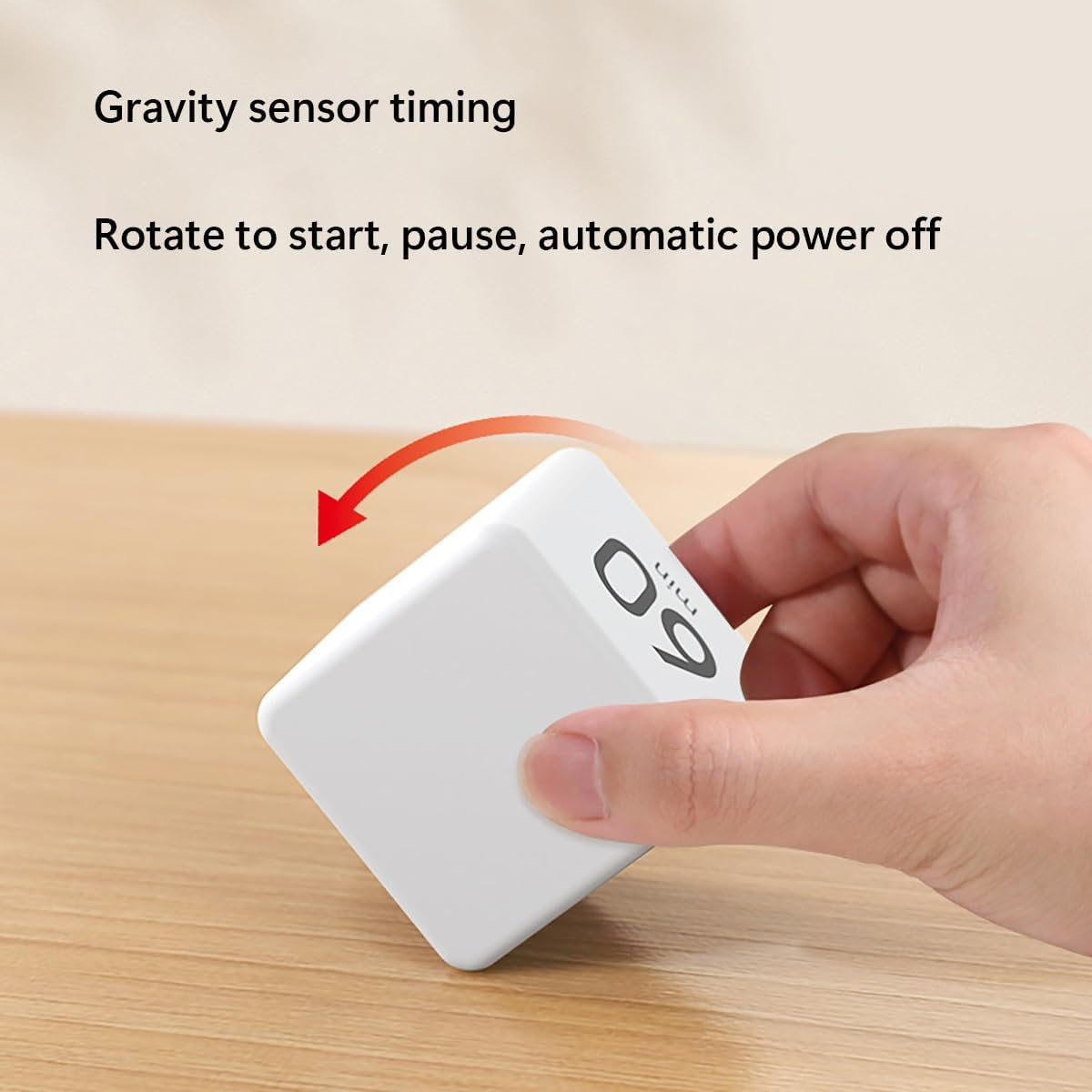 Hand rotiert einen weißen Würfel-Timer auf Holzoberfläche.