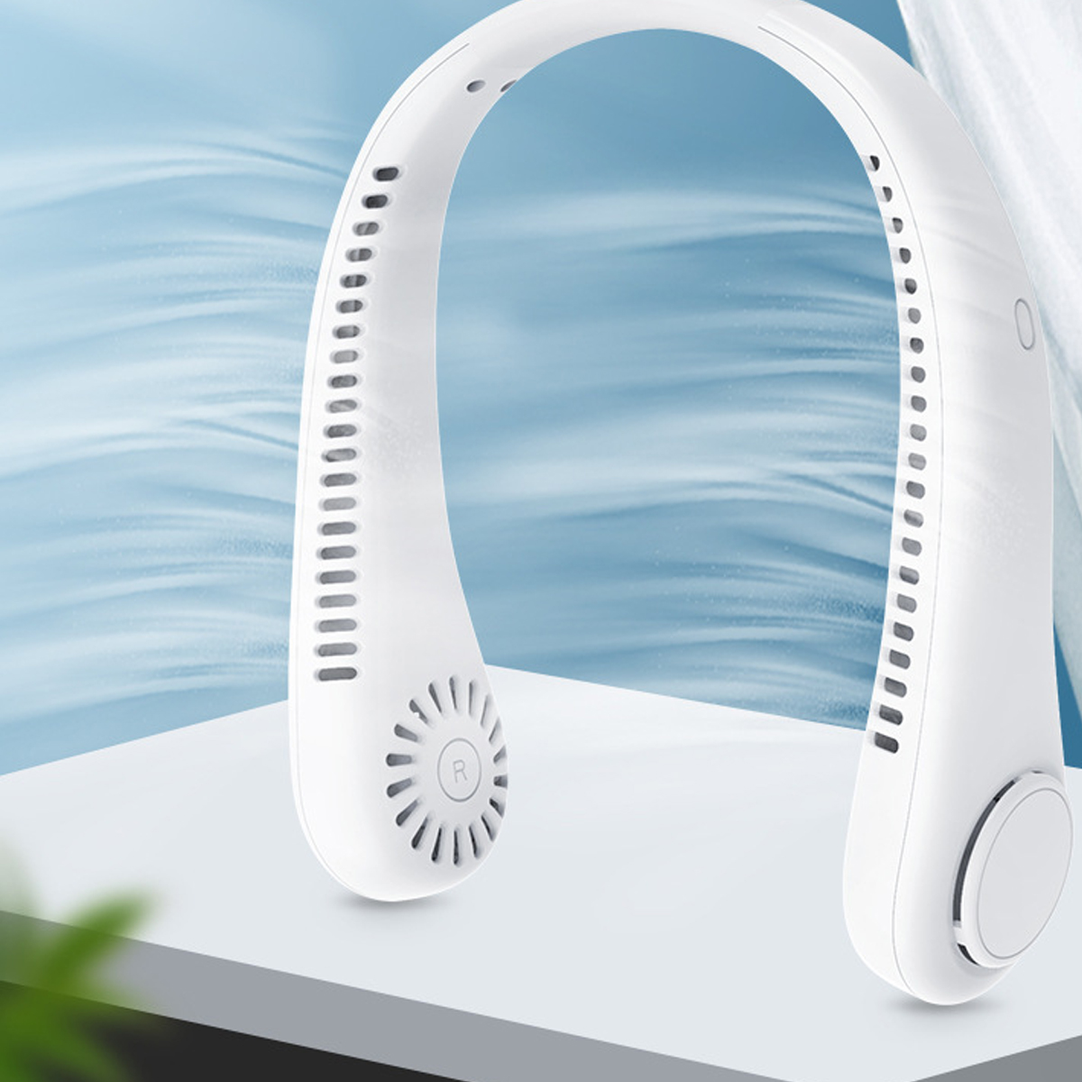 Ein weißer, tragbarer Nackenventilator steht auf einer weißen Oberfläche vor blau-weißem Hintergrund.