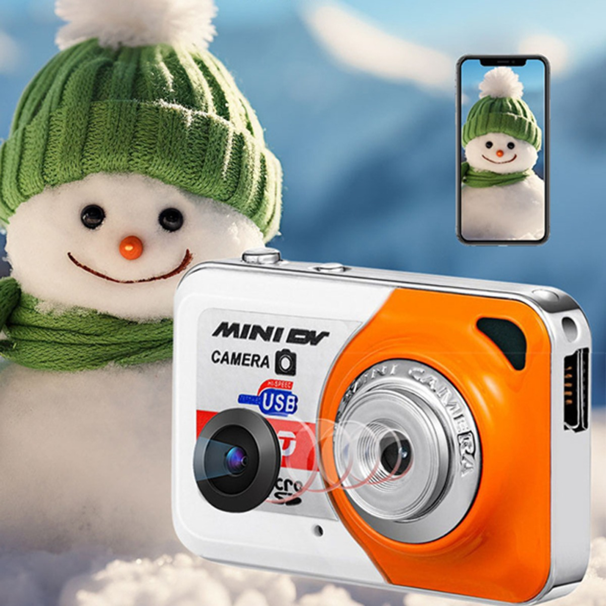 Eine weiße und orangefarbene Mini-DV-Kamera steht vor einem Schneemann, dessen Foto auf einem Smartphone zu sehen ist.
