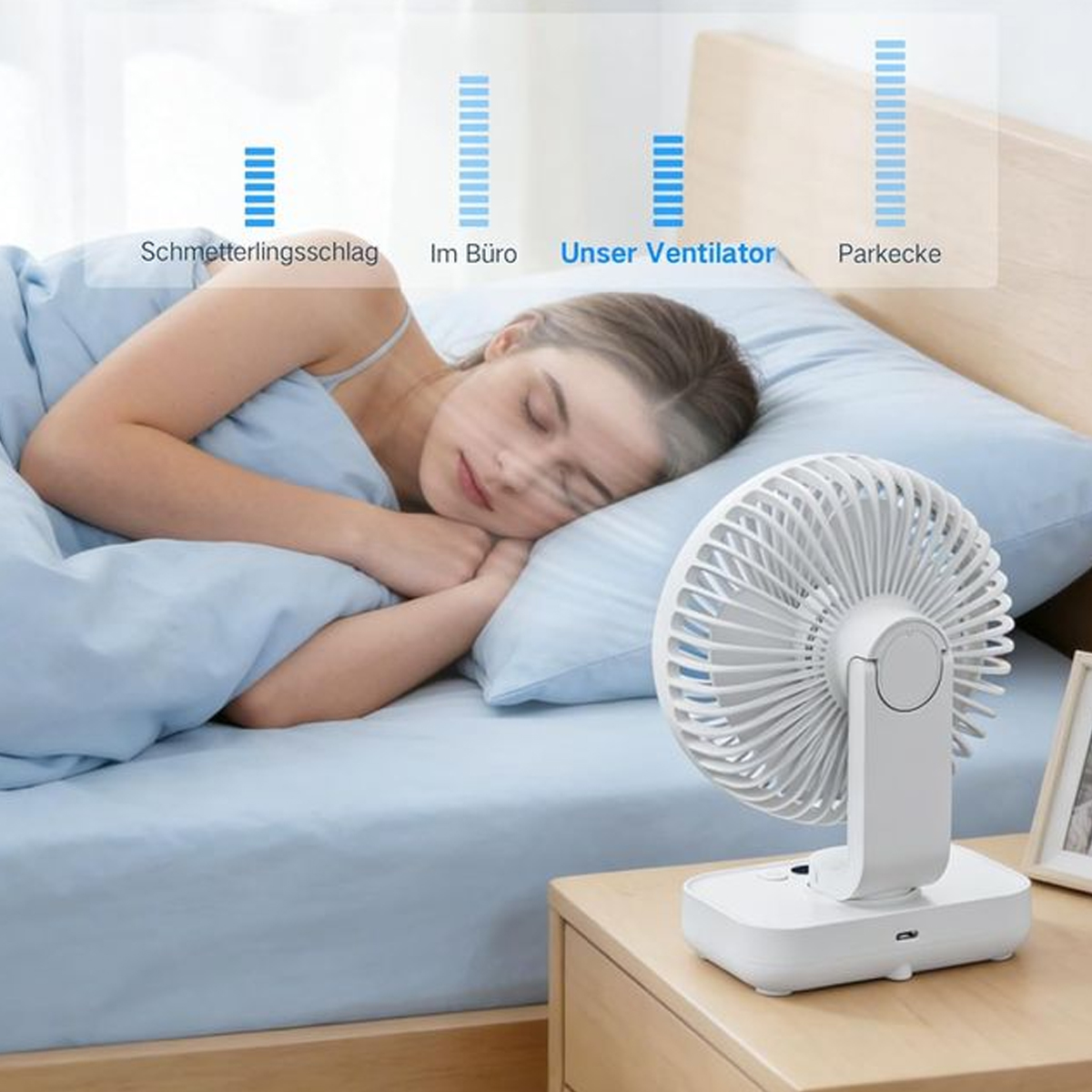 Eine Frau schläft friedlich in einem Bett, während ein weißer Tischventilator leise auf dem Nachttisch steht.