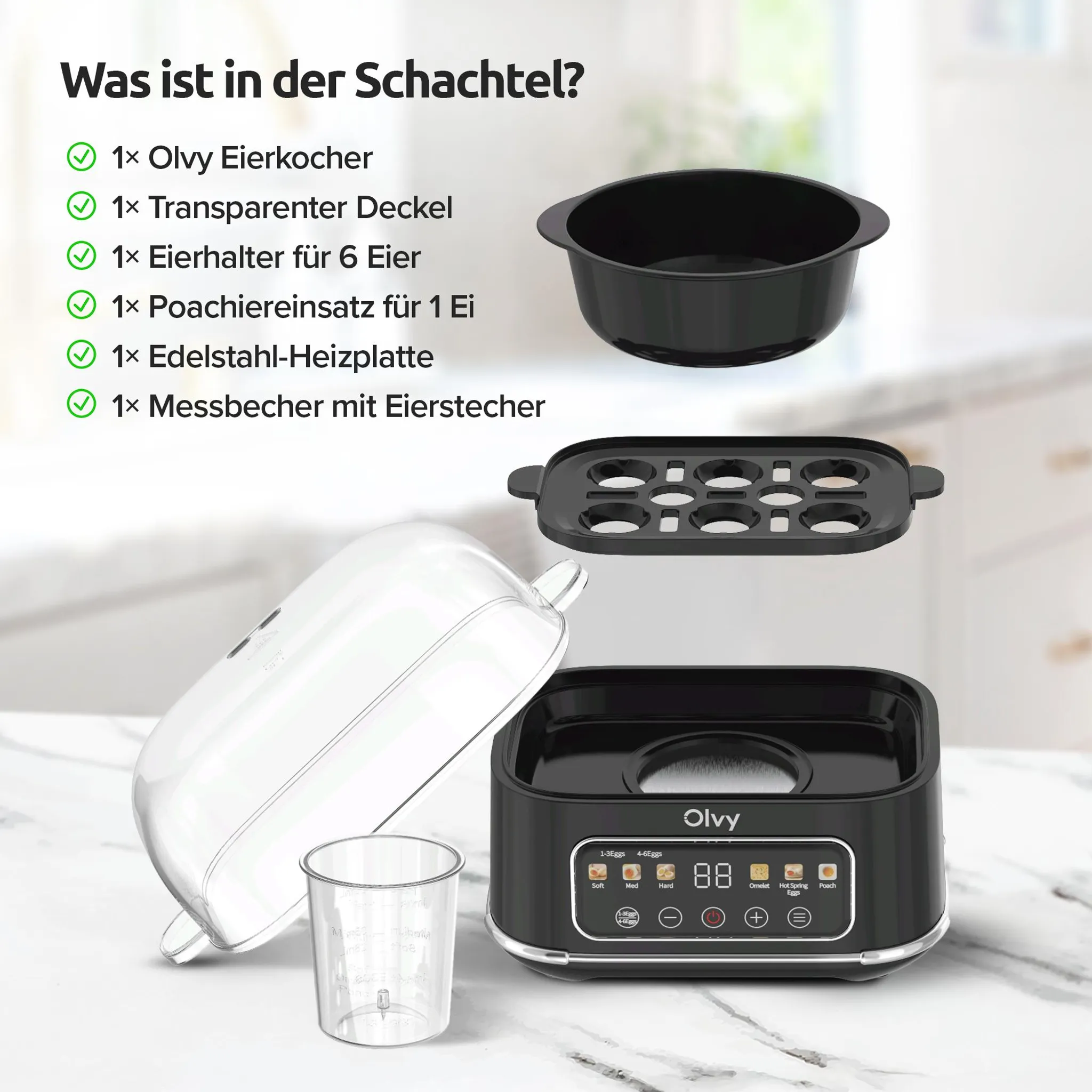 Eierkocher mit durchsichtigem Deckel, Eierhalter, Poachiereinsatz und Messbecher auf einer Küchenarbeitsplatte.