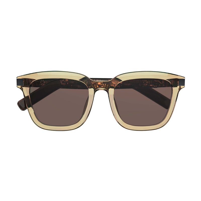 Occhiali da sole con montatura beige trasparente e lenti scure su sfondo bianco.