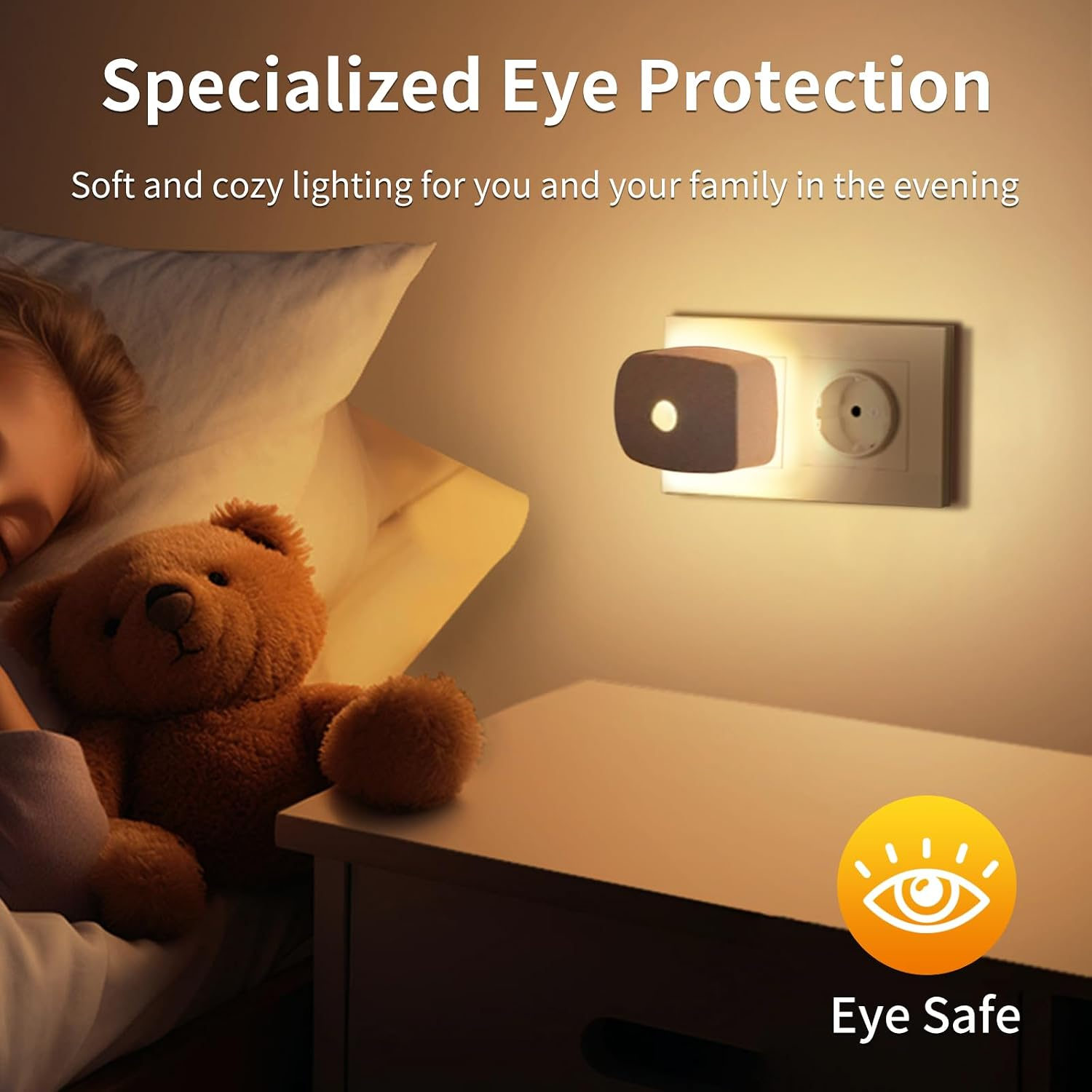 Ein Kind schläft mit einem Teddybären neben einem warm leuchtenden Nachtlicht in der Steckdose.