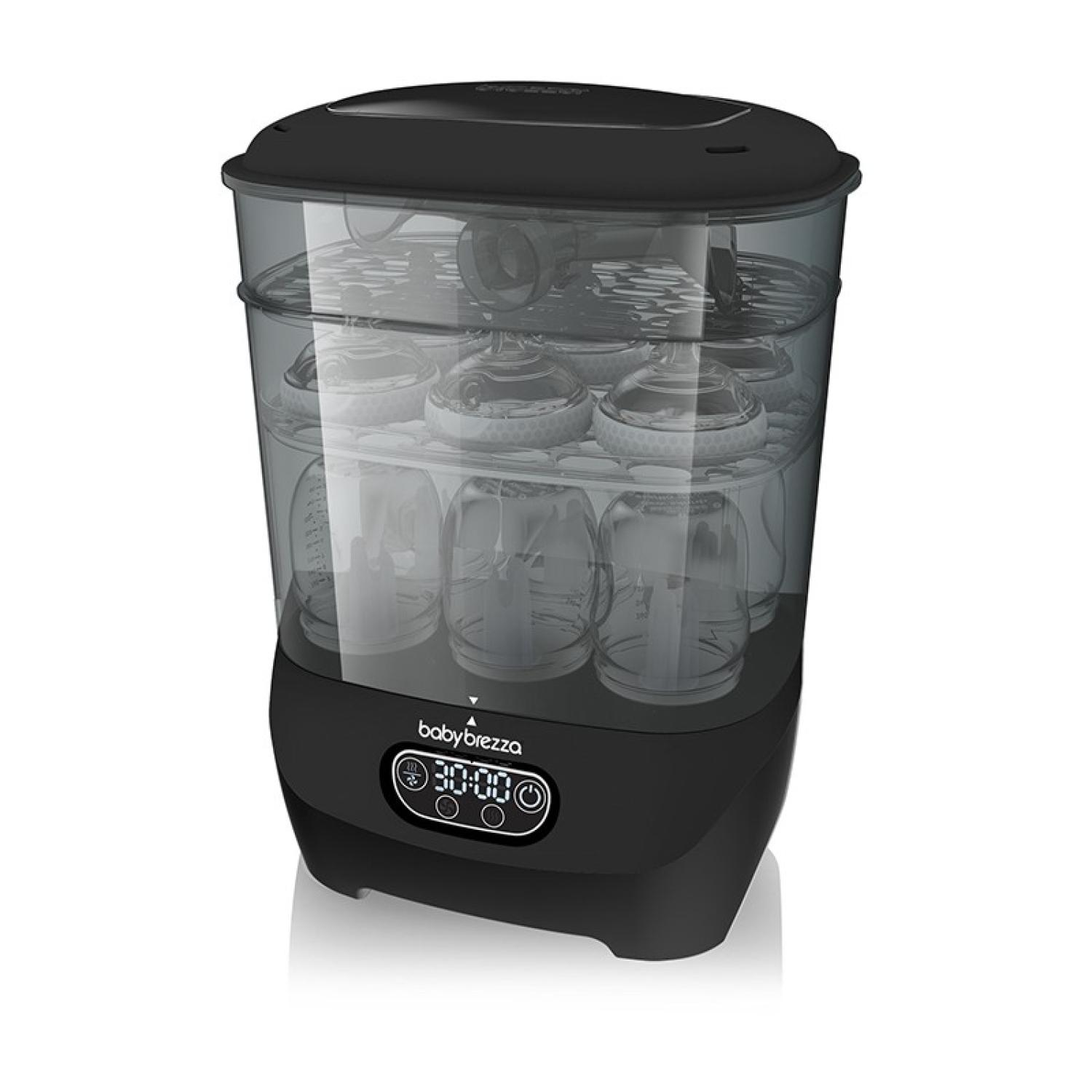 Schwarzer Baby Brezza Sterilisator und Trockner mit gefüllten Babyflaschen und digitalem Display.