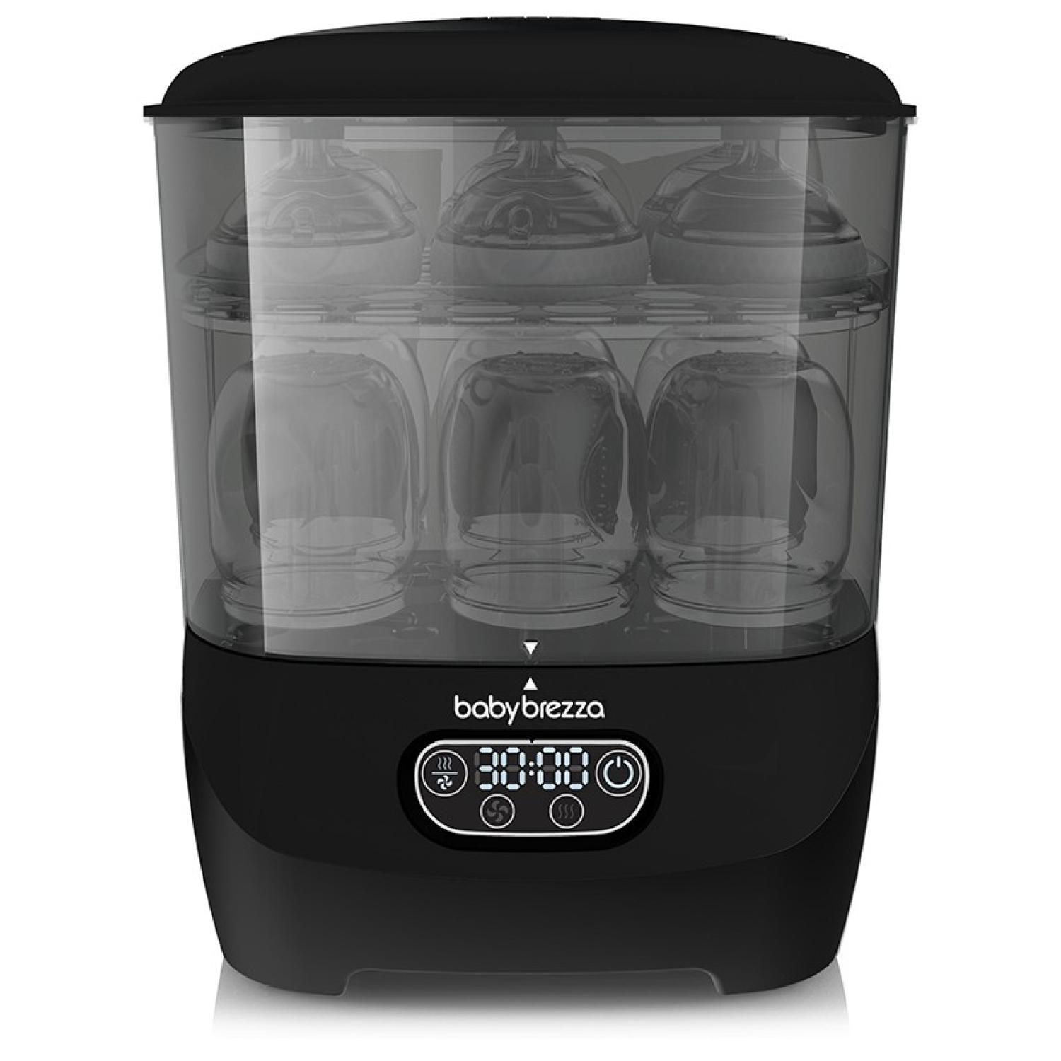 Schwarzer Baby Brezza Flaschensterilisator mit digitalem Display, der Flaschen innen und oben hält.