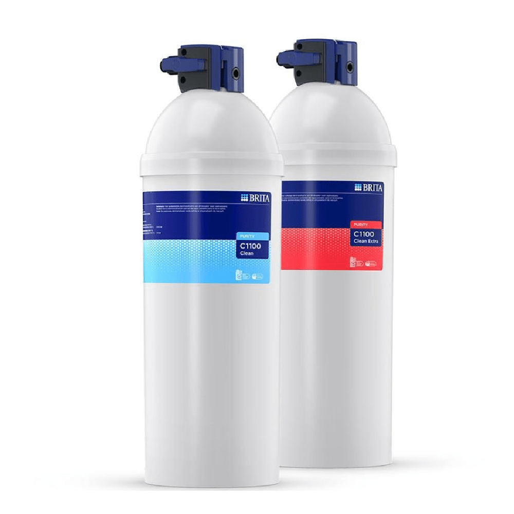 Zwei weiße Brita Wasserfilterpatronen mit blauen und roten Etiketten und blauen Aufsätzen.