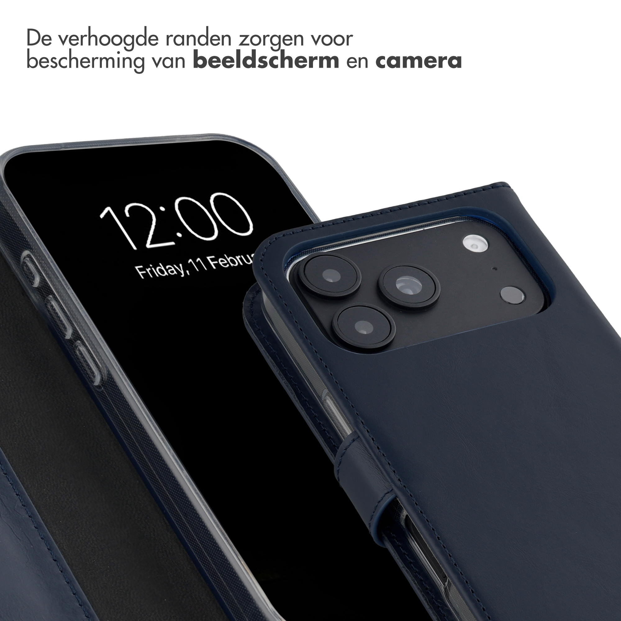 Eine dunkelblaue Handytasche aus Leder zeigt den Bildschirm und drei Kameras vor weißem Hintergrund.